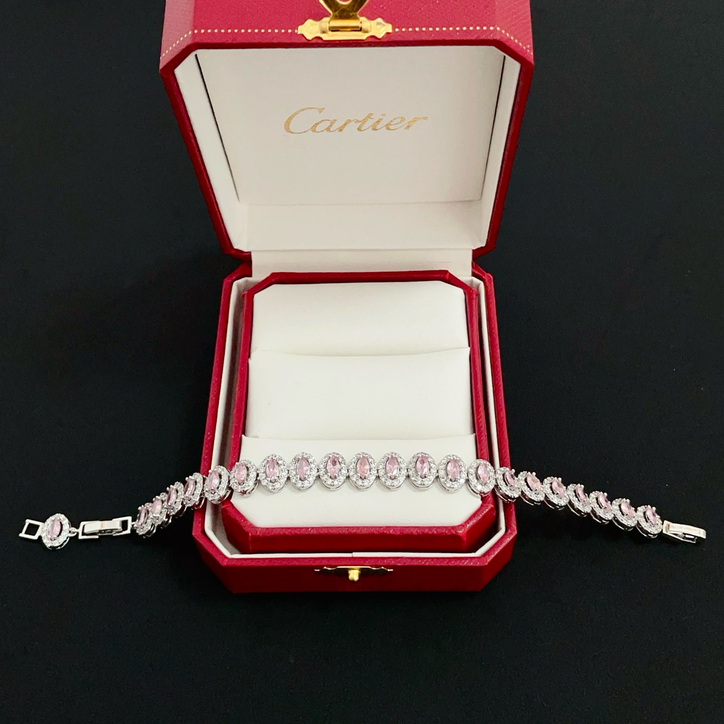Cartier 卡地亚粉钻手链 高端定制版本 镶嵌钻工艺 V金材质 而 风格 用凌厉线条重构爱情美学 打破常规