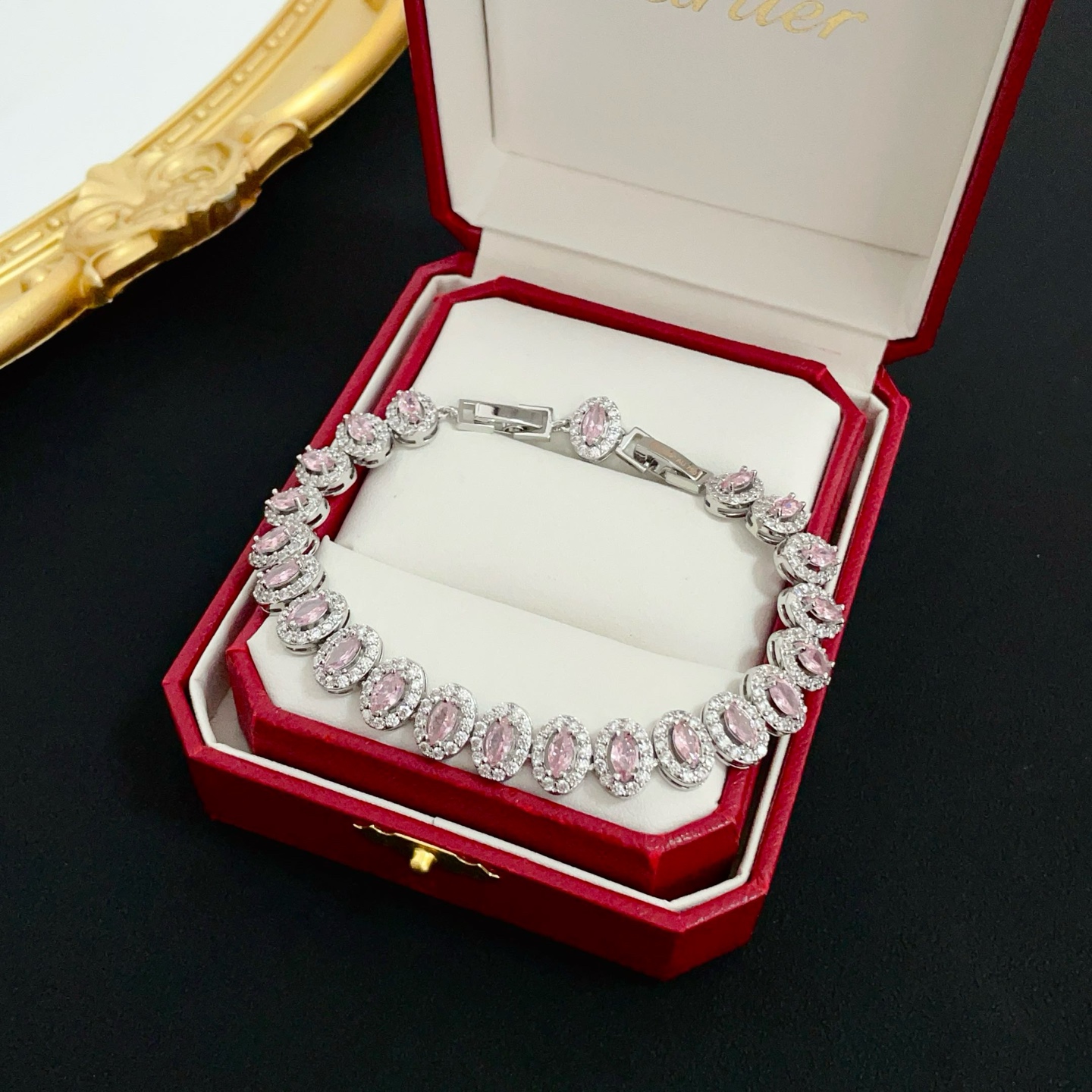 Cartier 卡地亚粉钻手链 高端定制版本 镶嵌钻工艺 V金材质 而 风格 用凌厉线条重构爱情美学 打破常规
