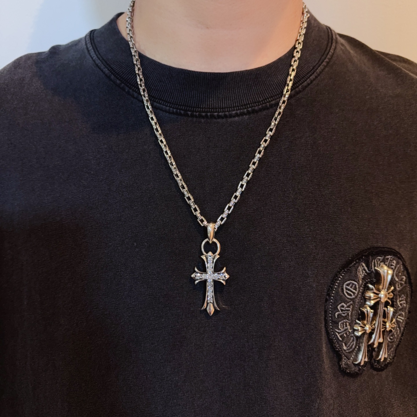 NO:575756,New [counter quality] Chrome Hearts classic cross necklace, full diamond cross pendant, different pattern design styles with concave and convex shapes, showing a distinctive cross. The Scout flower is the symbol of Chrome Hearts, so it is more durable. Genuine pattern-printed Chrome Hearts distinguishes the ordinary light version in the market. Match the version and standard quality. Look at the printing details. The degree of retro gray oxidation. Seiko version!  !  !  Purely handmade ~ Authentic open mold fashion essentials. Can be worn by both men and women. Same style for couples. Official website original. Rock punk Thai silver style. Retro elements. Trendy and versatile!  , jewelry boutique, chrome hearts, chrome hearts, necklace19860909新款【专柜品质】Chrome Hearts克罗心经典十字架项链 满钻十字架吊坠 凹凸造型不同的花纹设计风格 呈现出与众不同 十字架 童军花是克罗心的志 所以更经久不衰 正品打版Chrome Hearts克罗心 区别市场普通轻版 对版对标品质 看字印细节 复古做旧灰氧程度.精工版本！！！ 纯手工打造 ～正品开模潮流时尚必备 男女均可佩戴 情侣同款 官网原版 摇滚朋克泰银风格 复古元素 潮流百搭！,饰品精品,chrome hearts,chrome hearts,necklace,Jewelry