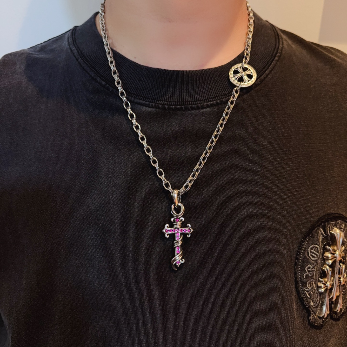 NO:583477,New [counter quality] Chrome Hearts classic side necklace, pink diamond cross pendant, different pattern design styles with concave and convex shapes, showing a distinctive cross. The Scout flower is the symbol of Chrome Hearts, so it is more durable. Genuine pattern-printed Chrome Hearts distinguishes the ordinary light version in the market. Match the version and standard quality. Look at the printing details. The degree of retro gray oxidation. Seiko version!  !  !  Purely handmade ~ Authentic open mold fashion essentials. Can be worn by both men and women. Same style for couples. Official website original. Rock punk Thai silver style. Retro elements. Trendy and versatile!  , jewelry boutique, chrome hearts, chrome hearts, necklace19860909新款【专柜品质】Chrome Hearts克罗心经典侧身项链 粉钻十字架吊坠 凹凸造型不同的花纹设计风格 呈现出与众不同 十字架 童军花是克罗心的志 所以更经久不衰 正品打版Chrome Hearts克罗心 区别市场普通轻版 对版对标品质 看字印细节 复古做旧灰氧程度.精工版本！！！ 纯手工打造 ～正品开模潮流时尚必备 男女均可佩戴 情侣同款 官网原版 摇滚朋克泰银风格 复古元素 潮流百搭！,饰品精品,chrome hearts,chrome hearts,necklace,Jewelry