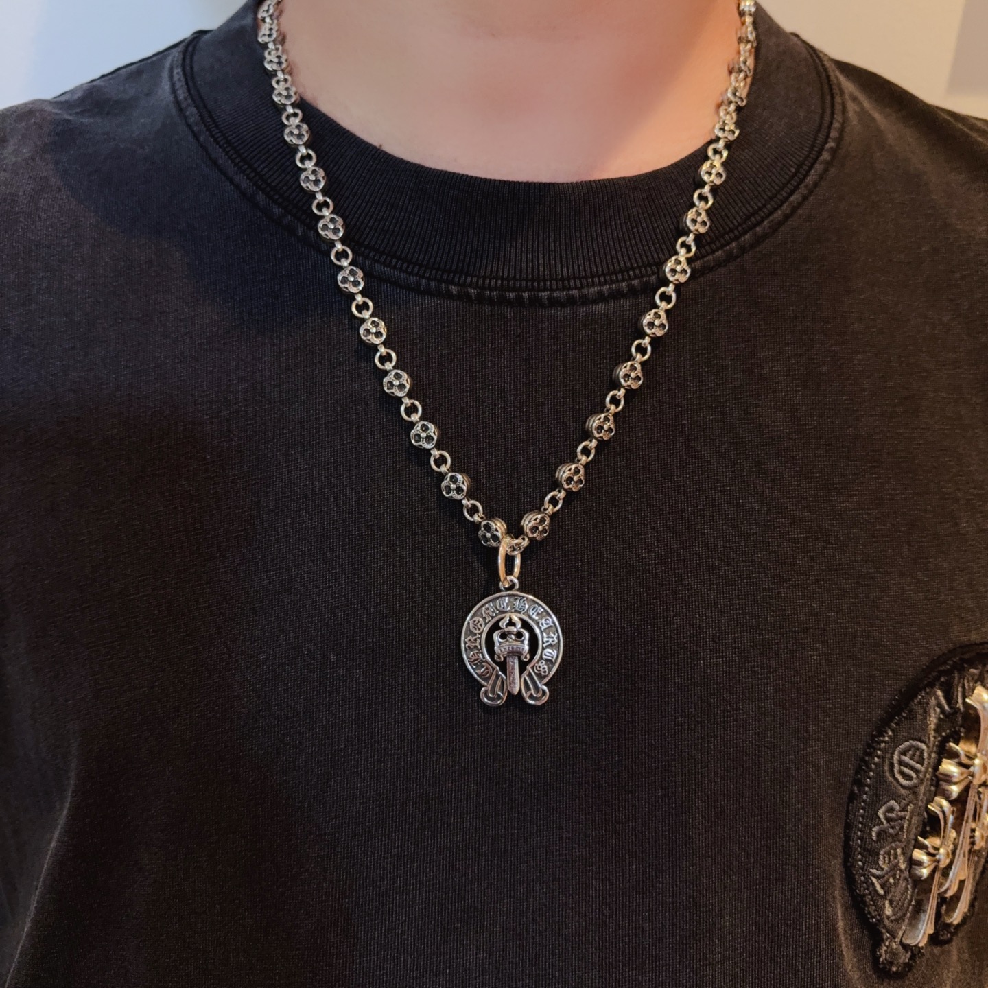 NO:583480,New [Counter Quality] Chrome Hearts Classic Flower Ball Necklace, Horseshoe Print Sword Pendant, Concave and Concave Shapes, Different Pattern Design Styles, Presenting a Distinctive Cross. The Scout Flower is Chrome Hearts’ symbol, so it is more durable. Genuine pattern-printed Chrome Hearts distinguishes the ordinary light version in the market. Match the standard quality. Look at the details of the printing. The degree of retro ash oxidation. Seiko version!  !  !  Purely handmade ~ Authentic open mold fashion essentials. Can be worn by both men and women. Same style for couples. Official website original. Rock punk Thai silver style. Retro elements. Trendy and versatile!  , jewelry boutique, chrome hearts, chrome hearts, necklace19860909新款【专柜品质】Chrome Hearts克罗心经典花球项链 马蹄印宝剑吊坠 凹凸造型不同的花纹设计风格 呈现出与众不同 十字架 童军花是克罗心的志 所以更经久不衰 正品打版Chrome Hearts克罗心 区别市场普通轻版 对版对标品质 看字印细节 复古做旧灰氧程度.精工版本！！！ 纯手工打造 ～正品开模潮流时尚必备 男女均可佩戴 情侣同款 官网原版 摇滚朋克泰银风格 复古元素 潮流百搭！,饰品精品,chrome hearts,chrome hearts,necklace,Jewelry