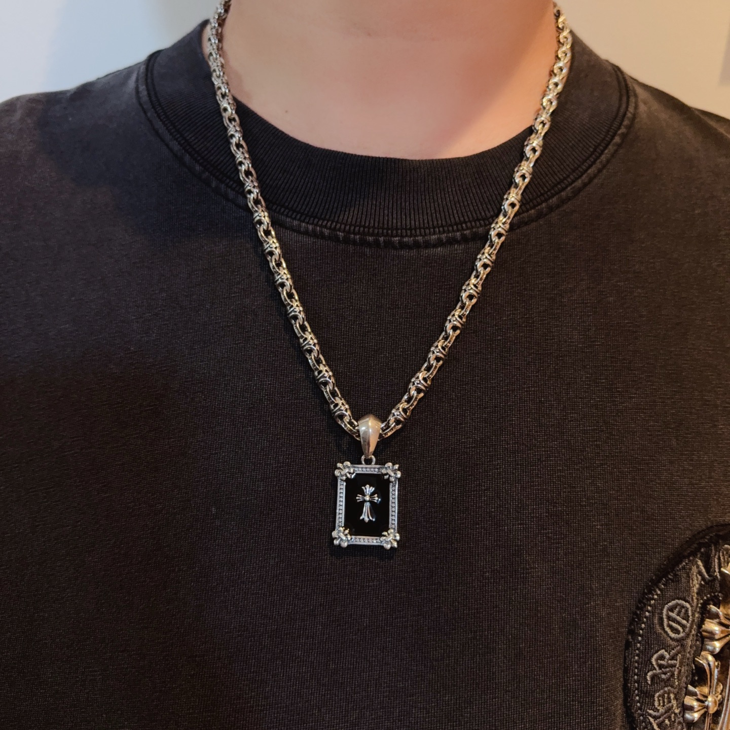 NO:583479,New [Counter Quality] Chrome Hearts Classic Cross Flower Necklace, Square Cross Pendant, Concave and Concave Shapes, Different Pattern Design Styles, Showing a Distinctive Cross, Scout Flower is Chrome Hearts' Emblem, So It's More Enduring, Genuine Patterned Chrome Hearts, Differentiating from Ordinary Light Versions in the Market, Matching Standard Quality, Look at the Text Printing Details, Retro and Old Gray Oxygen Level. Seiko Version!  !  !  Purely handmade ~ Authentic open mold fashion essentials. Can be worn by both men and women. Same style for couples. Official website original. Rock punk Thai silver style. Retro elements. Trendy and versatile!  , jewelry boutique, chrome hearts, chrome hearts, necklace19860909新款【专柜品质】Chrome Hearts克罗心经典十字花项链 方牌十字架吊坠 凹凸造型不同的花纹设计风格 呈现出与众不同 十字架 童军花是克罗心的志 所以更经久不衰 正品打版Chrome Hearts克罗心 区别市场普通轻版 对版对标品质 看字印细节 复古做旧灰氧程度.精工版本！！！ 纯手工打造 ～正品开模潮流时尚必备 男女均可佩戴 情侣同款 官网原版 摇滚朋克泰银风格 复古元素 潮流百搭！,饰品精品,chrome hearts,chrome hearts,necklace,Jewelry