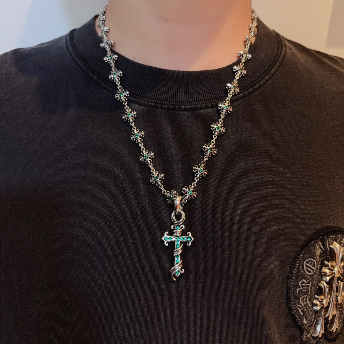 NO:583482,New [counter quality] Chrome Hearts emerald cross flower necklace, green diamond cross pendant, concave and convex shapes with different pattern design styles, showing a distinctive cross. The Scout flower is the symbol of Chrome Hearts, so it is more durable. Genuine pattern-printed Chrome Hearts Chrome Hearts is different from the ordinary light version in the market. Match the version and standard quality. Look at the printing details. The degree of retro ash oxidation. Seiko version!  !  !  Purely handmade ~ Authentic open mold fashion essentials. Can be worn by both men and women. Same style for couples. Official website original. Rock punk Thai silver style. Retro elements. Trendy and versatile!  , jewelry boutique, chrome hearts, chrome hearts, necklace19860909新款【专柜品质】Chrome Hearts克罗心祖母绿十字花项链 绿钻十字架吊坠 凹凸造型不同的花纹设计风格 呈现出与众不同 十字架 童军花是克罗心的志 所以更经久不衰 正品打版Chrome Hearts克罗心 区别市场普通轻版 对版对标品质 看字印细节 复古做旧灰氧程度.精工版本！！！ 纯手工打造 ～正品开模潮流时尚必备 男女均可佩戴 情侣同款 官网原版 摇滚朋克泰银风格 复古元素 潮流百搭！,饰品精品,chrome hearts,chrome hearts,necklace,Jewelry