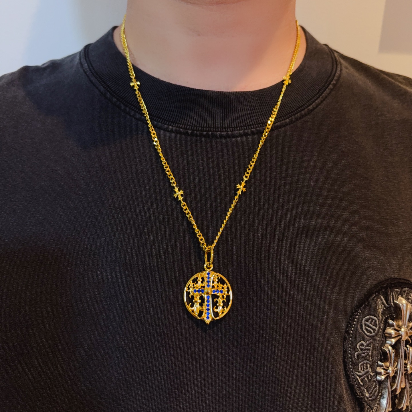 NO:583485,New [counter quality] Chrome Hearts gold cross necklace, medal cross pendant, concave and convex shapes with different pattern design styles, showing a distinctive cross. The Scout flower is the symbol of Chrome Hearts, so it is more durable. Genuine pattern-printed Chrome Hearts distinguishes the ordinary light version in the market. Check the quality of the version. Look at the printing details. The degree of retro gray oxidation. Seiko version!  !  !  Purely handmade ~ Authentic open mold fashion essentials. Can be worn by both men and women. Same style for couples. Official website original. Rock punk Thai silver style. Retro elements. Trendy and versatile!  , jewelry boutique, chrome hearts, chrome hearts, necklace, gold19860909新款【专柜品质】Chrome Hearts克罗心黄金色十字架项链 圆牌十字架吊坠 凹凸造型不同的花纹设计风格 呈现出与众不同 十字架 童军花是克罗心的志 所以更经久不衰 正品打版Chrome Hearts克罗心 区别市场普通轻版 对版对标品质 看字印细节 复古做旧灰氧程度.精工版本！！！ 纯手工打造 ～正品开模潮流时尚必备 男女均可佩戴 情侣同款 官网原版 摇滚朋克泰银风格 复古元素 潮流百搭！,饰品精品,chrome hearts,chrome hearts,necklace,gold,Jewelry