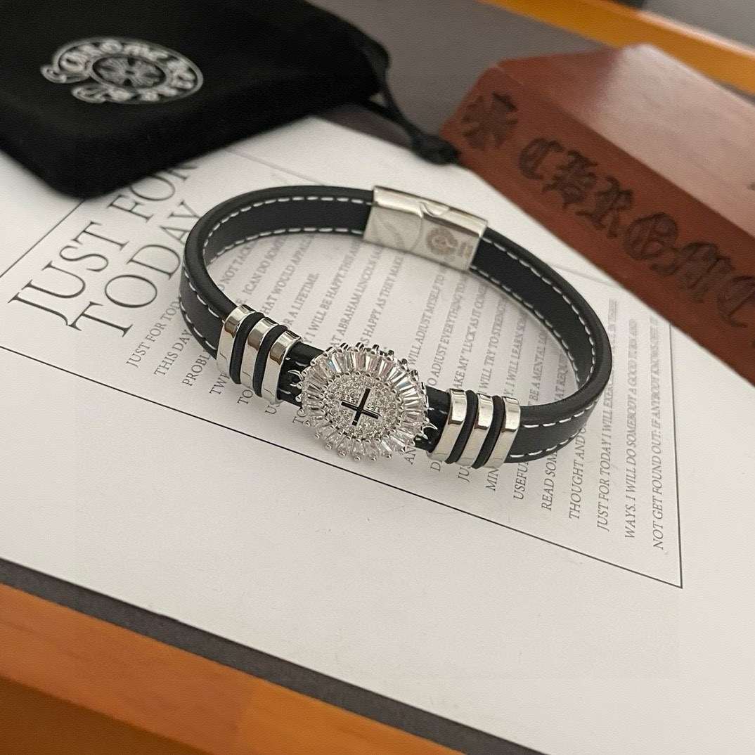 NO:583488,New [Counter Quality] Chrome Hearts Cross Diamond Leather Rope Bracelet. The concave and convex shapes have different pattern design styles that are unique. The Cross Scout flower is the symbol of Chrome Hearts, so it is more durable. The genuine patterned Chrome Hearts necklace is different from the ordinary light version in the market. Match the version and benchmark quality. Look at the printing details. The degree of retro gray oxidation. Seiko version!  , jewelry boutique, chrome hearts, chrome hearts, necklace, bracelet19860909新款【专柜品质】Chrome Hearts克罗心 十字架镶钻皮绳手镯 凹凸造型不同的花纹设计风格呈现出与众不同 十字架童军花是克罗心的标志 所以更经久不衰 正品打版Chrome Hearts克罗心项链区别市场普通轻版 对版对标品质 看字印细节 复古做旧灰氧程度.精工版本！,饰品精品,chrome hearts,chrome hearts,necklace,bracelet,Jewelry