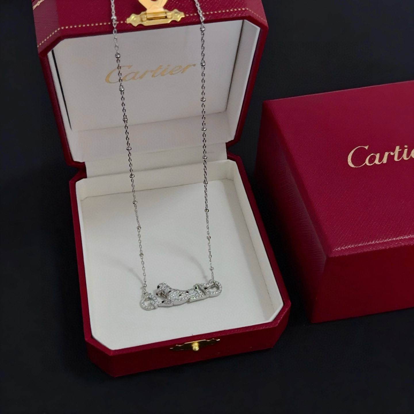 NO:583683,Cartier diamond-encrusted cheetah necklace. High-end customized version. Diamond-encrusted craftsmanship. V gold material. Classic and fashionable style. Reconstruct the aesthetics of love with sharp lines!  Breaking the rules, the diamond-encrusted design actually achieves the ceiling of high-end sense - no need for flashy accumulation, love should be as pure as ever. Cartier is loved by many celebrities and Internet celebrities. The Leopard series bracelet is absolutely an eternal classic, and it is not limited to men and women, and there is no age limit!  Wear it and you will be the center of attention!  , jewelry boutique,cartier,necklace,bracelet19860909卡地亚镶钻猎豹项链 高端定制版本 镶嵌钻工艺 V金材质 经典而时尚风格 用凌厉线条重构爱情美学！打破常规,镶嵌钻设计反而成就高级感天花板——无需浮华堆砌,爱本应纯粹如初 卡地亚受众多明星网红的爱戴 豹子系列手镯 绝对是永恒经典 而且男女不限 年龄不限 ！戴上它你就是焦点！,饰品精品,cartier,necklace,bracelet,Jewelry