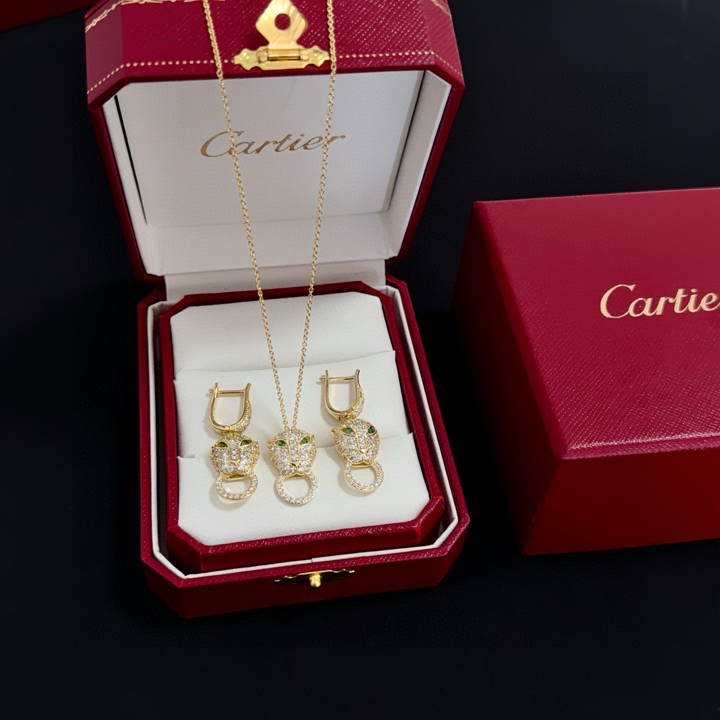 NO:583685,Cartier diamond-encrusted leopard head necklace 85, earrings 75, high-end customized version, diamond-encrusted craftsmanship, V gold material, classic and fashionable style, reconstruct the aesthetics of love with sharp lines!  Breaking the rules, the diamond-encrusted design actually achieves the ceiling of high-end sense - no need for flashy accumulation, love should be as pure as ever. Cartier is loved by many celebrities and Internet celebrities. The Leopard series bracelet is absolutely an eternal classic, and it is not limited to men and women, and there is no age limit!  Wear it and you will be the center of attention!  , jewelry boutique,cartier,necklace,bracelet19860909卡地亚镶钻豹头项链85 耳钉75 高端定制版本 镶嵌钻工艺 V金材质 经典而时尚风格 用凌厉线条重构爱情美学！打破常规,镶嵌钻设计反而成就高级感天花板——无需浮华堆砌,爱本应纯粹如初 卡地亚受众多明星网红的爱戴 豹子系列手镯 绝对是永恒经典 而且男女不限 年龄不限 ！戴上它你就是焦点！,饰品精品,cartier,necklace,bracelet,Jewelry