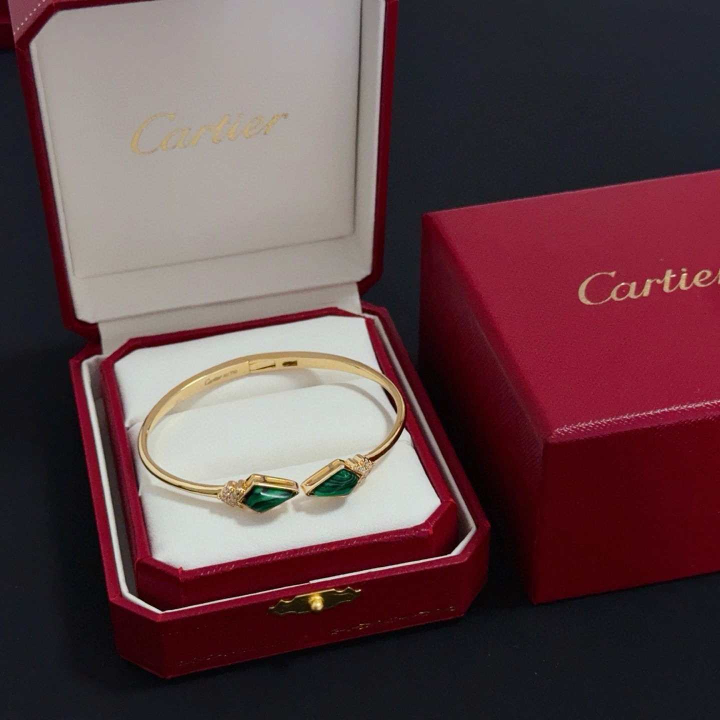 NO:583672,Cartier diamond-encrusted bracelet, high-end customized version, diamond-encrusted craftsmanship, V gold material, classic and fashionable style, reconstruct the aesthetics of love with sharp lines!  Breaking the rules, the diamond-encrusted design actually achieves the ceiling of high-end sense - no need for flashy accumulation, love should be as pure as ever. Cartier is loved by many celebrities and Internet celebrities. The Leopard series bracelet is absolutely an eternal classic, and it is not limited to men and women, and there is no age limit!  Wear it and you will be the center of attention!  , jewelry boutique, cartier, bracelet19860909卡地亚镶钻手镯 高端定制版本 镶嵌钻工艺 V金材质 经典而时尚风格 用凌厉线条重构爱情美学！打破常规,镶嵌钻设计反而成就高级感天花板——无需浮华堆砌,爱本应纯粹如初 卡地亚受众多明星网红的爱戴 豹子系列手镯 绝对是永恒经典 而且男女不限 年龄不限 ！戴上它你就是焦点！,饰品精品,cartier,bracelet,Jewelry