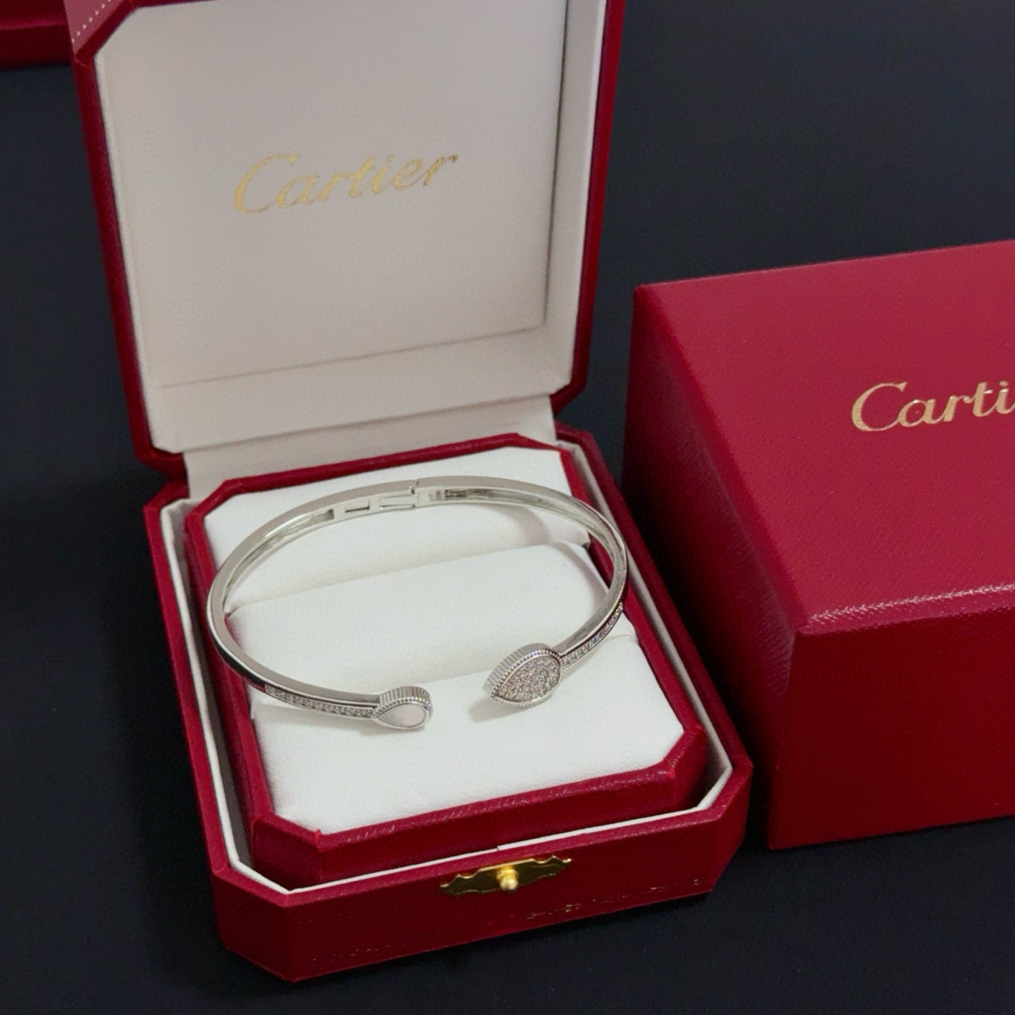 NO:575824,Cartier diamond-encrusted bracelet, high-end customized version, diamond-encrusted craftsmanship, V gold material, classic and fashionable style, reconstruct the aesthetics of love with sharp lines!  Breaking the rules, the diamond-encrusted design actually achieves the ceiling of high-end sense - no need for flashy accumulation, love should be as pure as ever. Cartier is loved by many celebrities and Internet celebrities. The Leopard series bracelet is absolutely an eternal classic, and it is not limited to men and women, and there is no age limit!  Wear it and you will be the center of attention!  , jewelry boutique, cartier, bracelet19860909卡地亚镶钻手镯 高端定制版本 镶嵌钻工艺 V金材质 经典而时尚风格 用凌厉线条重构爱情美学！打破常规,镶嵌钻设计反而成就高级感天花板——无需浮华堆砌,爱本应纯粹如初 卡地亚受众多明星网红的爱戴 豹子系列手镯 绝对是永恒经典 而且男女不限 年龄不限 ！戴上它你就是焦点！,饰品精品,cartier,bracelet,Jewelry