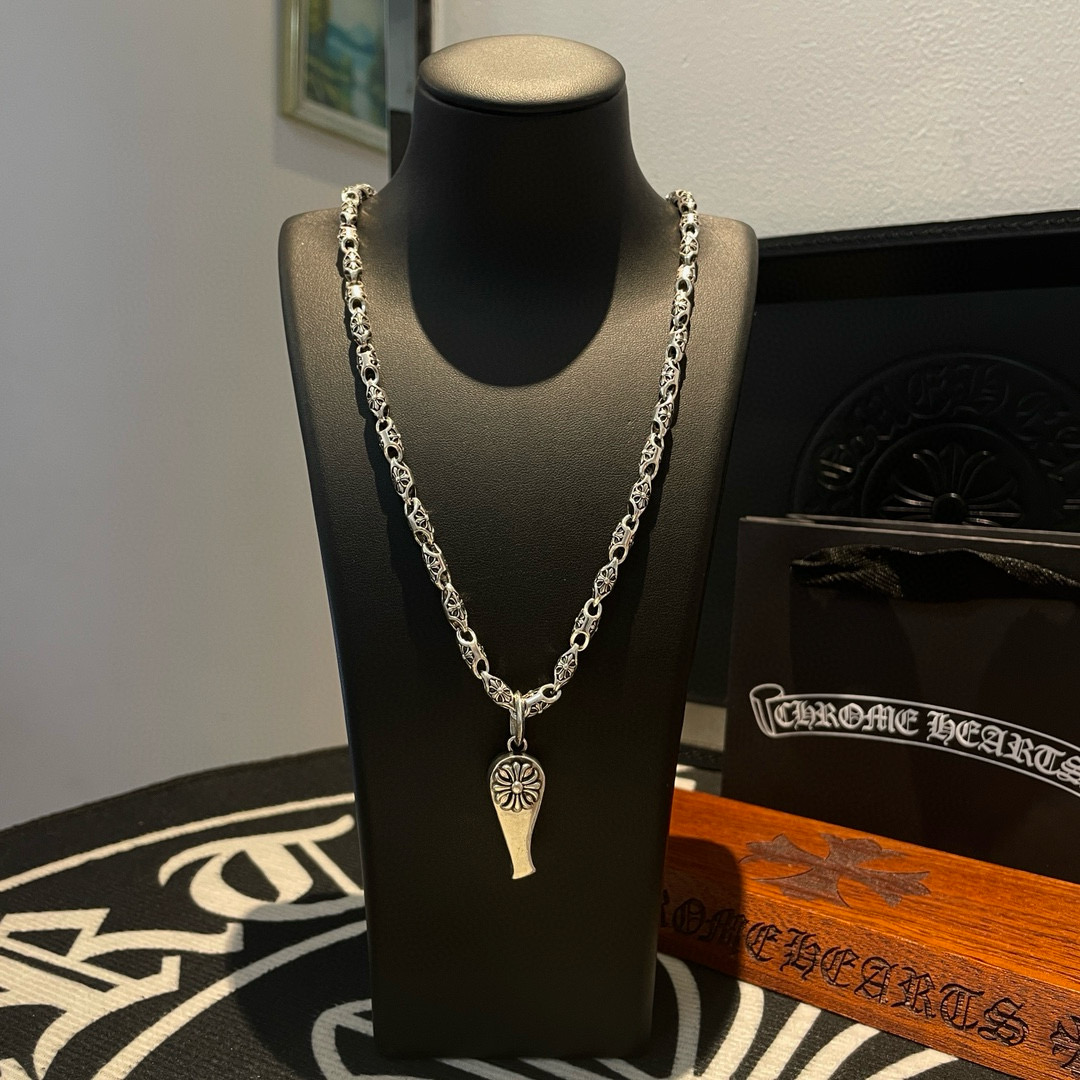 NO:583495,New [counter quality] Chrome Hearts classic letter necklace, sword pendant. The concave and convex shapes have different pattern design styles, showing a distinctive cross. The Scout flower is the symbol of Chrome Hearts, so it is more durable. Genuine patterned Chrome Hearts distinguishes the ordinary light version in the market. Match the standard quality. Look at the printing details. The degree of retro gray oxidation. Seiko version!  !  !  Purely handmade ~ Authentic open mold fashion essentials. Can be worn by both men and women. Same style for couples. Official website original. Rock punk Thai silver style. Retro elements. Trendy and versatile!  , jewelry boutique, chrome hearts, chrome hearts, necklace19860909新款【专柜品质】Chrome Hearts克罗心经典字母项链,宝剑吊坠 凹凸造型不同的花纹设计风格 呈现出与众不同 十字架 童军花是克罗心的志 所以更经久不衰 正品打版Chrome Hearts克罗心 区别市场普通轻版 对版对标品质 看字印细节 复古做旧灰氧程度.精工版本！！！ 纯手工打造 ～正品开模潮流时尚必备 男女均可佩戴 情侣同款 官网原版 摇滚朋克泰银风格 复古元素 潮流百搭！,饰品精品,chrome hearts,chrome hearts,necklace,Jewelry
