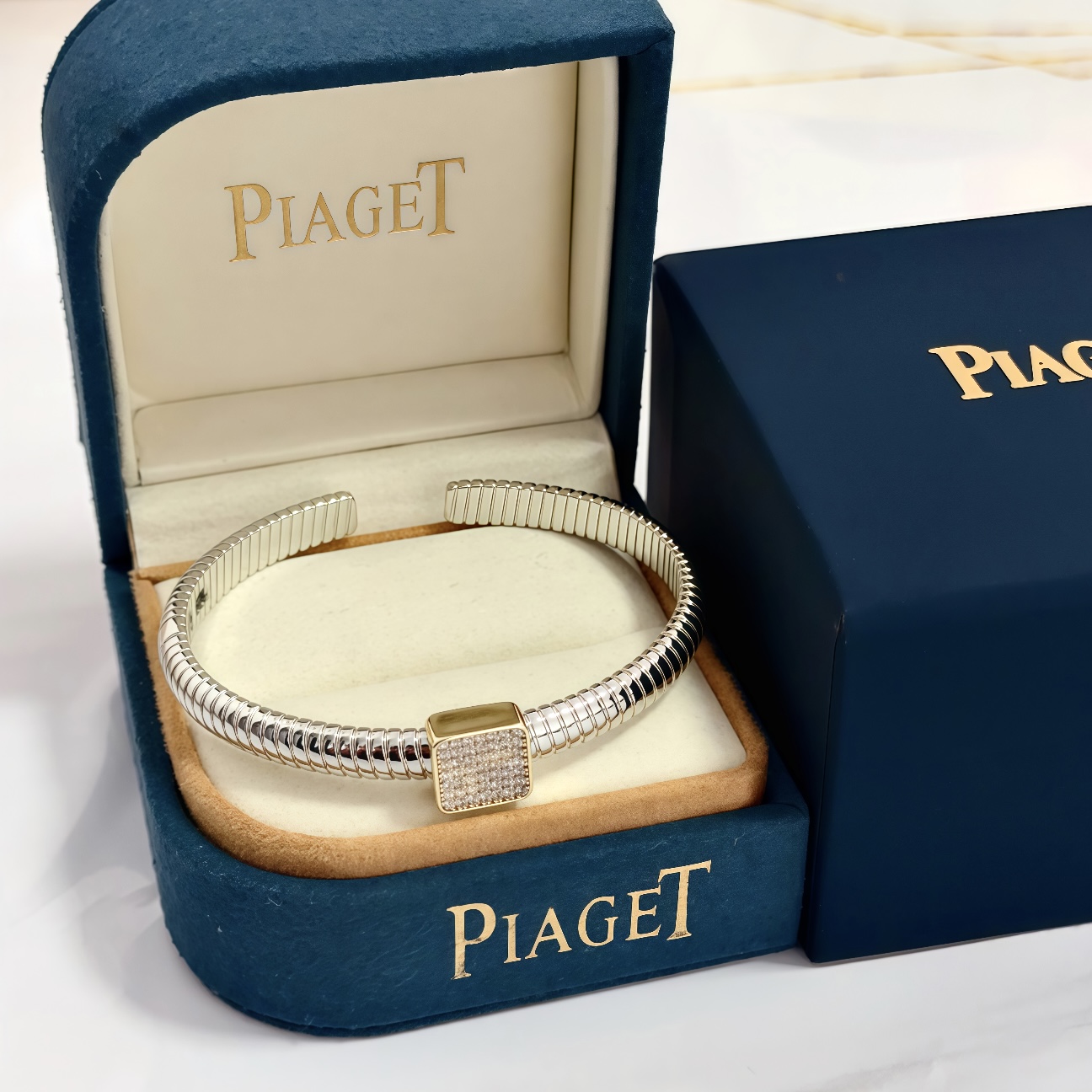 NO:583680,Piaget bracelet, high-end customized version, inlaid with diamonds, made of V gold material, showing luxury in every detail. The metal texture and texture complement each other, shining under the light, reflecting the luxury and elegance. Whether it is a business occasion or a sweet date, it can highlight the delicacy and elegance~ It is so beautiful to get it, it is definitely your dream bracelet., jewelry boutique, Piaget, bracelet19860909Piaget伯爵手镯, 高端定制版本 镶嵌钻工艺 ,V金材质 ,细节处尽显奢华.金属质感与纹理相互映衬,光线之下,熠熠生辉,体现了奢华与典雅的气质.无论是商务场合还是甜蜜约会都能凸显精致和优雅~上手都太美了,绝对是你的梦中情镯.,饰品精品,piaget,bracelet,Jewelry