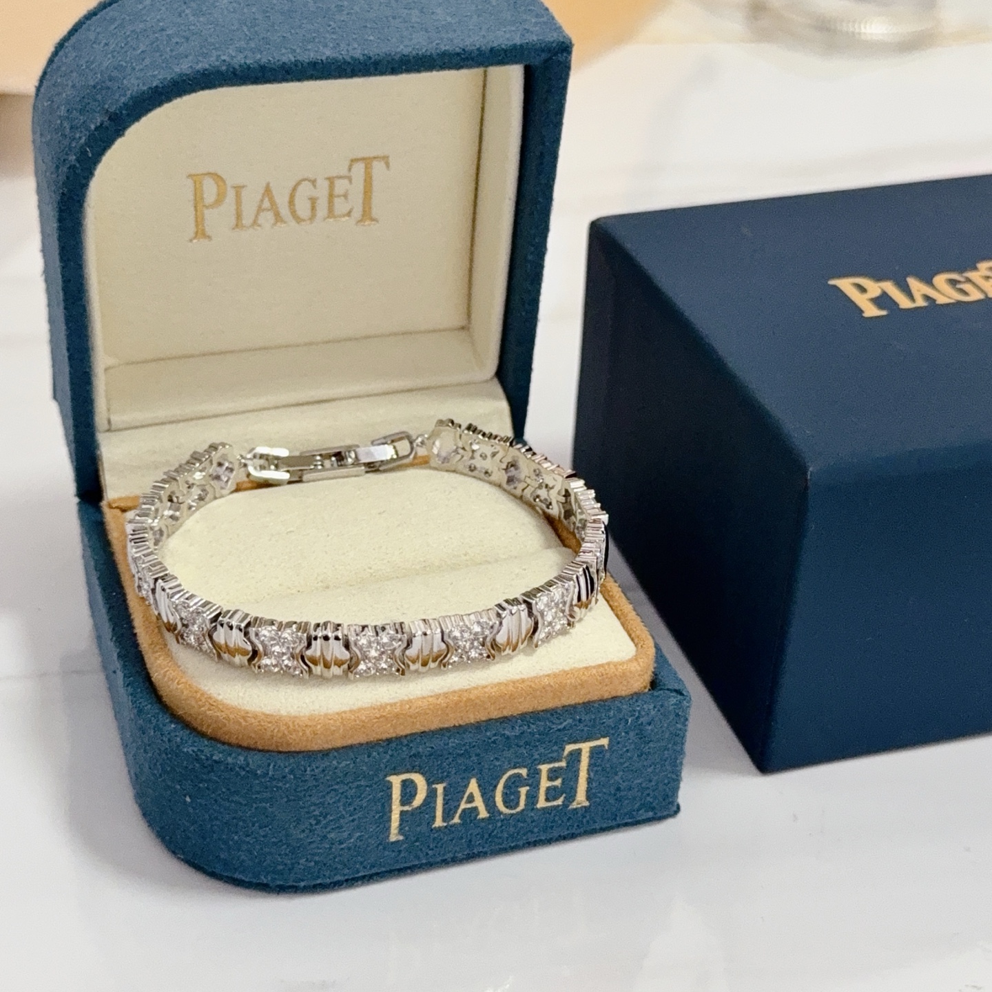 NO:575826,Piaget bracelet is a high-end customized version with diamond inlay technology and V-gold material. The details are full of luxury. The metal texture and texture complement each other and shine under the light, reflecting the luxury and elegance. Whether it is a business occasion or a sweet date, it can highlight the delicacy and elegance. It is so beautiful to get it. It is definitely your dream bracelet., jewelry boutique, Piaget, bracelet19860909Piaget伯爵手链 高端定制版本 镶嵌钻工艺 ,V金材质 ,细节处尽显奢华.金属质感与纹理相互映衬,光线之下,熠熠生辉,体现了奢华与典雅的气质.无论是商务场合还是甜蜜约会都能凸显精致和优雅~上手都太美了,绝对是你的梦中情镯.,饰品精品,piaget,bracelet,Jewelry
