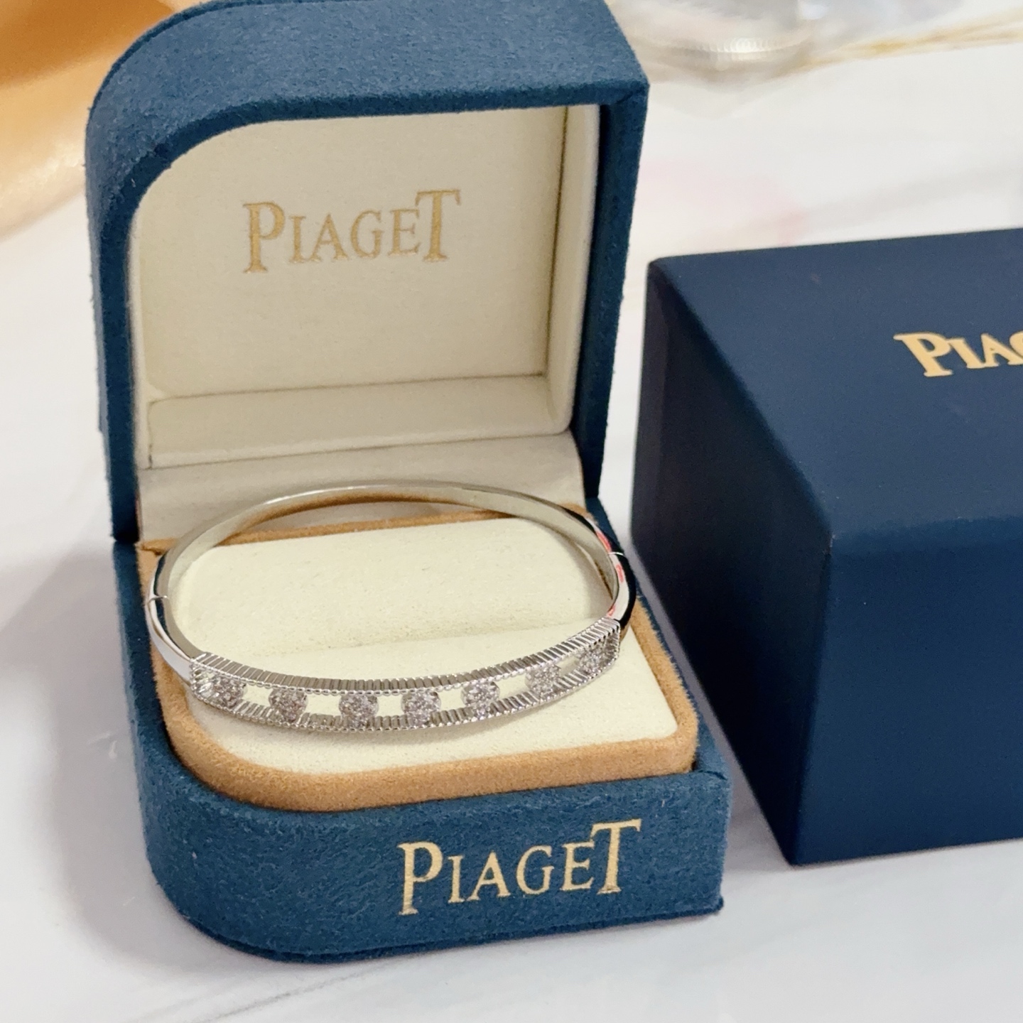 NO:575828,Piaget bracelet, high-end customized version, inlaid with diamonds, made of V gold material, showing luxury in every detail. The metal texture and texture complement each other, shining under the light, reflecting the luxury and elegance. Whether it is a business occasion or a sweet date, it can highlight the delicacy and elegance~ It is so beautiful to get it, it is definitely your dream bracelet., jewelry boutique, Piaget, bracelet19860909Piaget伯爵手镯, 高端定制版本 镶嵌钻工艺 ,V金材质 ,细节处尽显奢华.金属质感与纹理相互映衬,光线之下,熠熠生辉,体现了奢华与典雅的气质.无论是商务场合还是甜蜜约会都能凸显精致和优雅~上手都太美了,绝对是你的梦中情镯.,饰品精品,piaget,bracelet,Jewelry