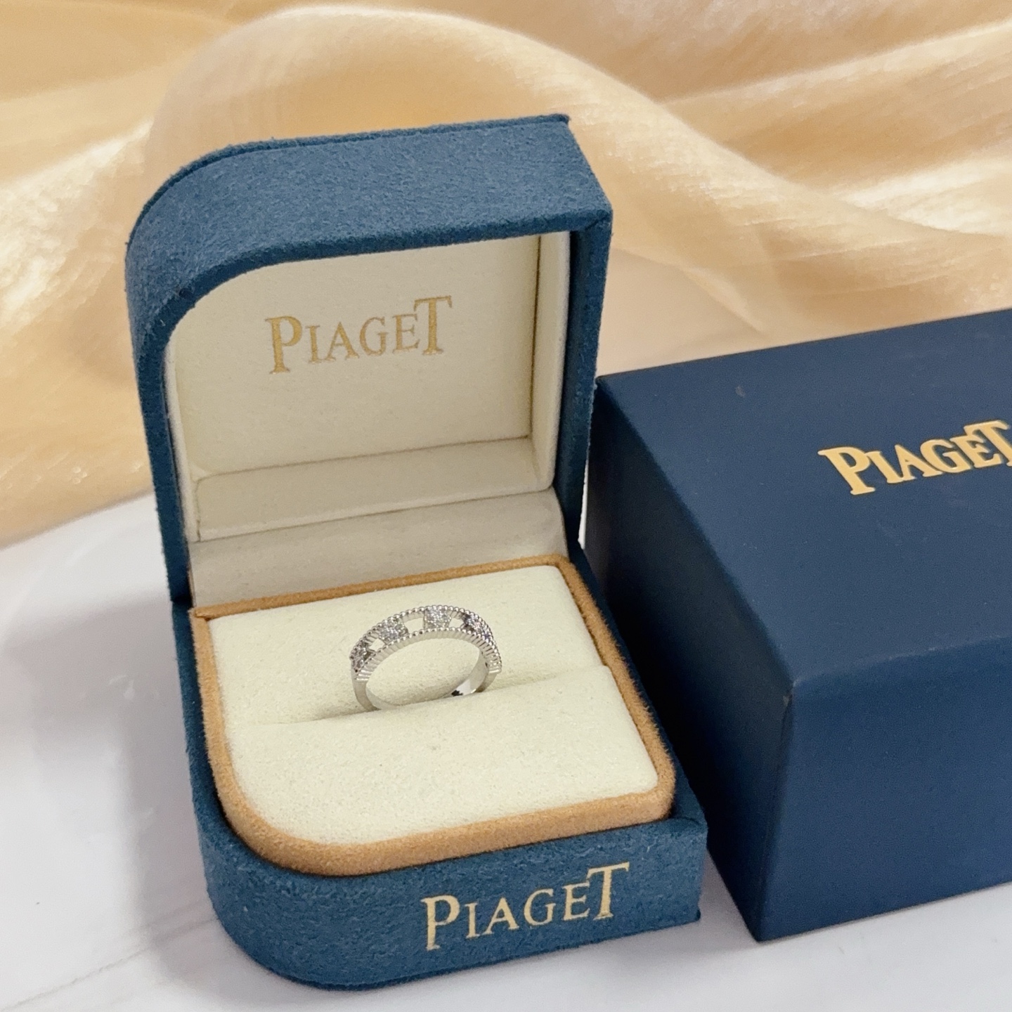 NO:575830,Piaget ring, high-end customized version, inlaid with diamonds, made of V gold, showing luxury in every detail. The metal texture and texture complement each other, shining under the light, reflecting the luxury and elegance., jewelry boutique, Piaget, ring19860909Piaget伯爵戒指,高端定制版本 镶嵌钻工艺 ,V金材质 ,细节处尽显奢华.金属质感与纹理相互映衬,光线之下,熠熠生辉,体现了奢华与典雅的气质.,饰品精品,piaget,ring,Jewelry