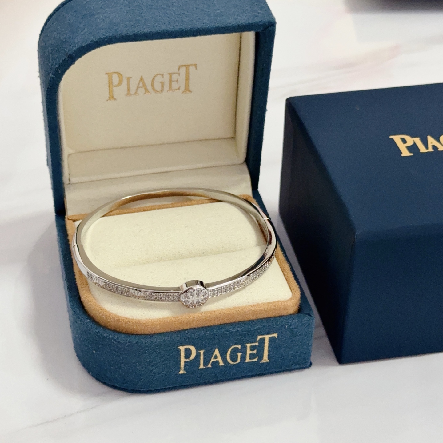 NO:583687,Piaget bracelet is a high-end customized version with inlaid diamond craftsmanship and V-gold material. The details are luxurious. The metal texture and texture complement each other and shine under the light, reflecting the luxury and elegance. Whether it is a business occasion or a sweet date, it can highlight delicacy and elegance. It is so beautiful when you get it. It is definitely your dream bracelet., jewelry boutique, Piaget, bracelet19860909Piaget伯爵手镯 高端定制版本 镶嵌钻工艺 ,V金材质 ,细节处尽显奢华.金属质感与纹理相互映衬,光线之下,熠熠生辉,体现了奢华与典雅的气质.无论是商务场合还是甜蜜约会都能凸显精致和优雅~上手都太美了,绝对是你的梦中情镯.,饰品精品,piaget,bracelet,Jewelry