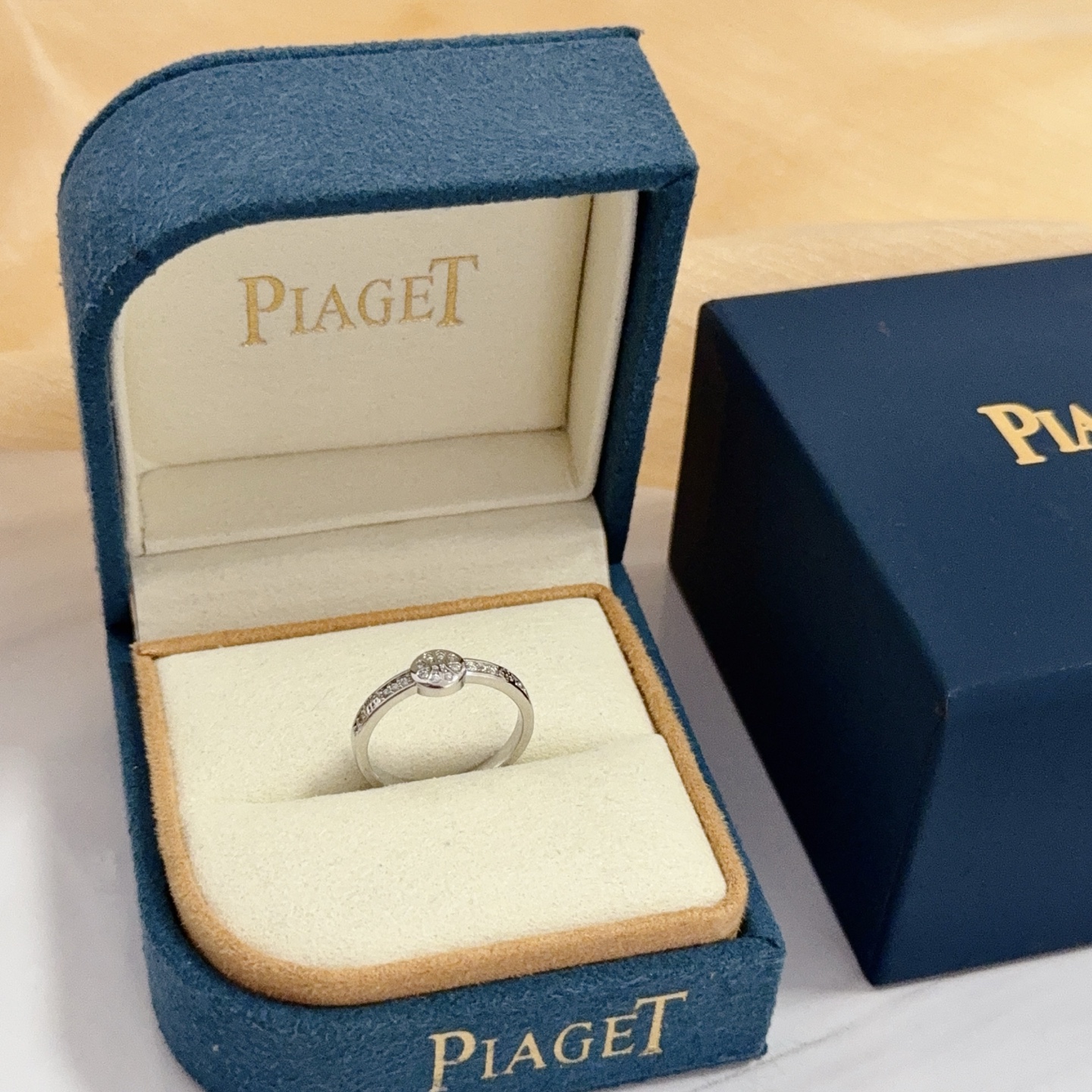 NO:575832,Piaget ring, high-end customized version, inlaid with diamonds, made of V gold, showing luxury in every detail. The metal texture and texture complement each other, shining under the light, reflecting the luxury and elegance., jewelry boutique, Piaget, ring19860909Piaget伯爵戒指,高端定制版本 镶嵌钻工艺 ,V金材质 ,细节处尽显奢华.金属质感与纹理相互映衬,光线之下,熠熠生辉,体现了奢华与典雅的气质.,饰品精品,piaget,ring,Jewelry