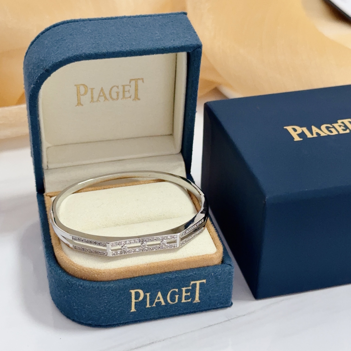 NO:583670,Piaget bracelet is a high-end customized version with inlaid diamond craftsmanship and V-gold material. The details are luxurious. The metal texture and texture complement each other and shine under the light, reflecting the luxury and elegance. Whether it is a business occasion or a sweet date, it can highlight delicacy and elegance. It is so beautiful when you get it. It is definitely your dream bracelet., jewelry boutique, Piaget, bracelet19860909Piaget伯爵手镯 高端定制版本 镶嵌钻工艺 ,V金材质 ,细节处尽显奢华.金属质感与纹理相互映衬,光线之下,熠熠生辉,体现了奢华与典雅的气质.无论是商务场合还是甜蜜约会都能凸显精致和优雅~上手都太美了,绝对是你的梦中情镯.,饰品精品,piaget,bracelet,Jewelry