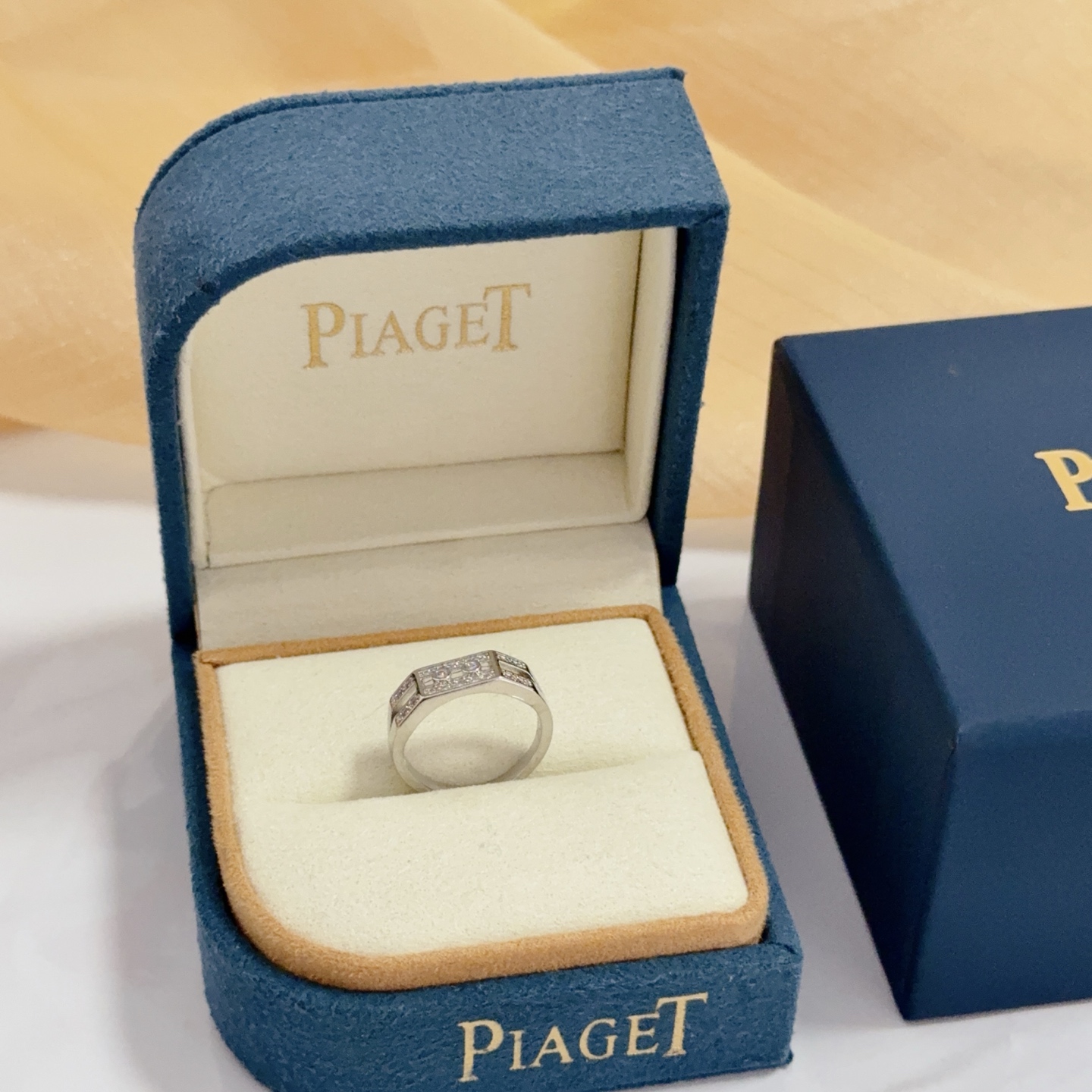 NO:583673,Piaget ring, high-end customized version, inlaid with diamonds, made of V gold, showing luxury in every detail. The metal texture and texture complement each other, shining under the light, reflecting the luxury and elegance., jewelry boutique, Piaget, ring19860909Piaget伯爵戒指,高端定制版本 镶嵌钻工艺 ,V金材质 ,细节处尽显奢华.金属质感与纹理相互映衬,光线之下,熠熠生辉,体现了奢华与典雅的气质.,饰品精品,piaget,ring,Jewelry