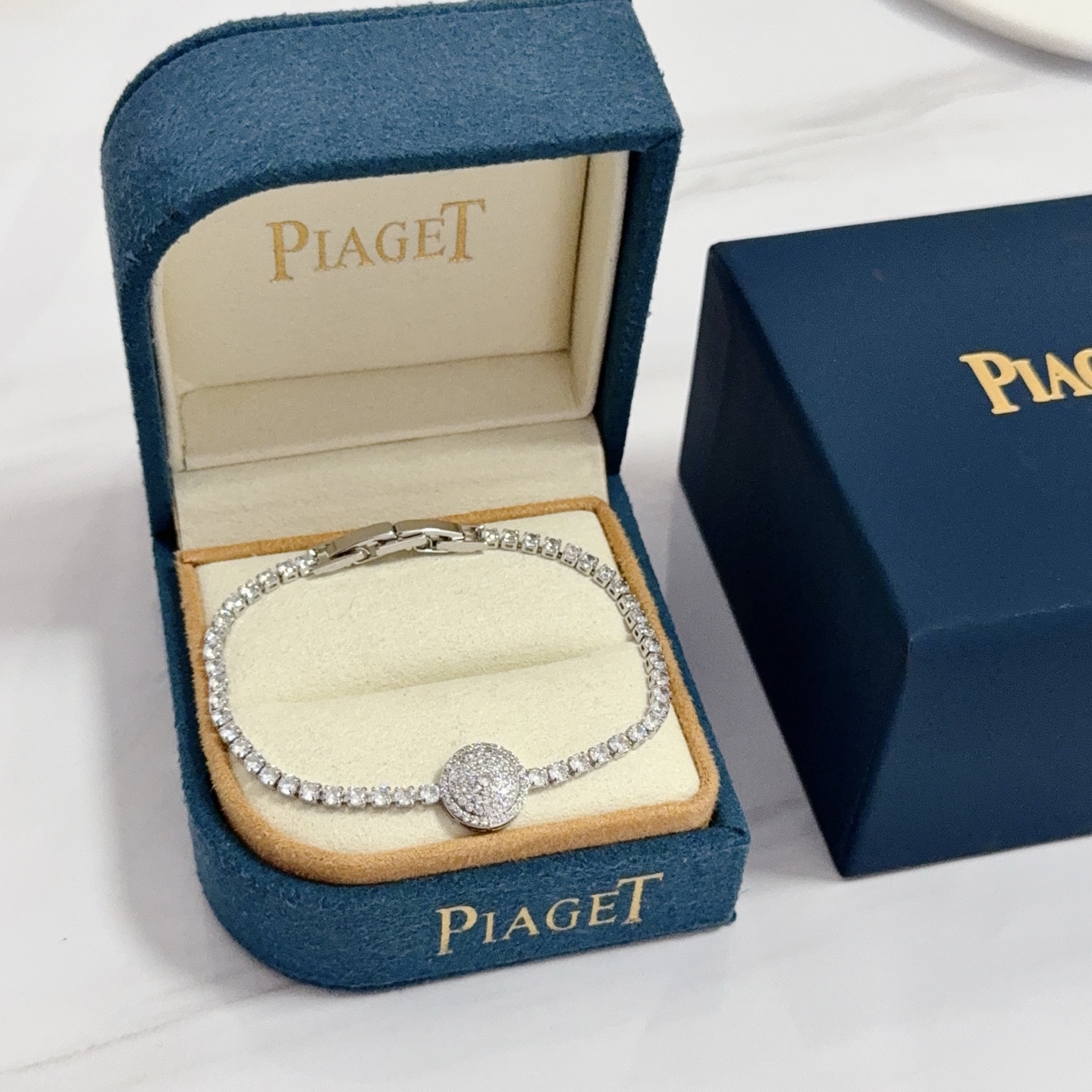 NO:583675,Piaget bracelet is a high-end customized version with diamond inlay technology and V-gold material. The details are full of luxury. The metal texture and texture complement each other and shine under the light, reflecting the luxury and elegance. Whether it is a business occasion or a sweet date, it can highlight the delicacy and elegance. It is so beautiful to use. Boutique jewelry, Piaget, Bracelet19860909Piaget伯爵手链 高端定制版本 镶嵌钻工艺 ,V金材质 ,细节处尽显奢华.金属质感与纹理相互映衬,光线之下,熠熠生辉,体现了奢华与典雅的气质.无论是商务场合还是甜蜜约会都能凸显精致和优雅~上手都太美了,饰品精品,piaget,bracelet,Jewelry