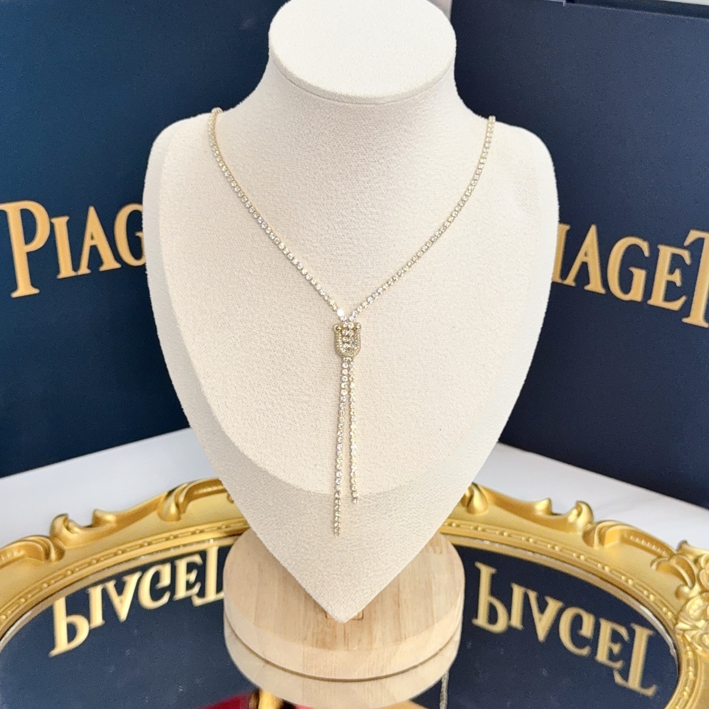 NO:583678,Piaget necklace is a high-end customized version with diamond inlay technology and V-gold material. The details are full of luxury. The metal texture and texture complement each other and shine under the light. It is low-key yet luxurious and charming. Whether it is a business occasion or a sweet date, it can highlight sophistication and elegance~, jewelry boutique, Piaget, necklace19860909Piaget伯爵项链 高端定制版本 镶嵌钻工艺 ,V金材质 ,细节处尽显奢华.金属质感与纹理相互映衬,光线之下,熠熠生辉,低调又不失奢华魅力,无论是商务场合还是甜蜜约会都能凸显精致和优雅~,饰品精品,piaget,necklace,Jewelry