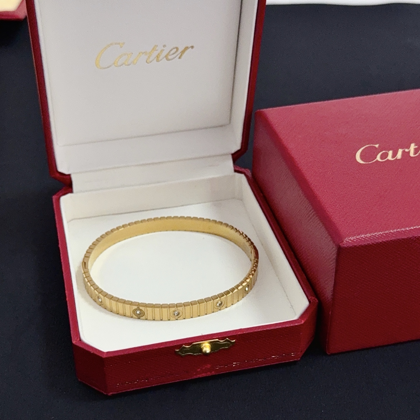 NO:575833,Cartier bracelet, high-end customized version, inlaid with diamond craftsmanship, V gold material, classic and fashionable style, reconstructing the aesthetics of love with sharp lines!  Breaking the rules, the diamond-encrusted design actually achieves the ceiling of high-end sense - no need for flashy accumulation, love should be as pure as ever. Cartier is loved by many celebrities and Internet celebrities. The Leopard series bracelet is absolutely an eternal classic, and it is not limited to men and women, and there is no age limit!  Wear it and you will be the center of attention!  , jewelry boutique, cartier, bracelet19860909卡地亚手镯 高端定制版本 镶嵌钻工艺 V金材质 经典而时尚风格 用凌厉线条重构爱情美学！打破常规,镶嵌钻设计反而成就高级感天花板——无需浮华堆砌,爱本应纯粹如初 卡地亚受众多明星网红的爱戴 豹子系列手镯 绝对是永恒经典 而且男女不限 年龄不限 ！戴上它你就是焦点！,饰品精品,cartier,bracelet,Jewelry