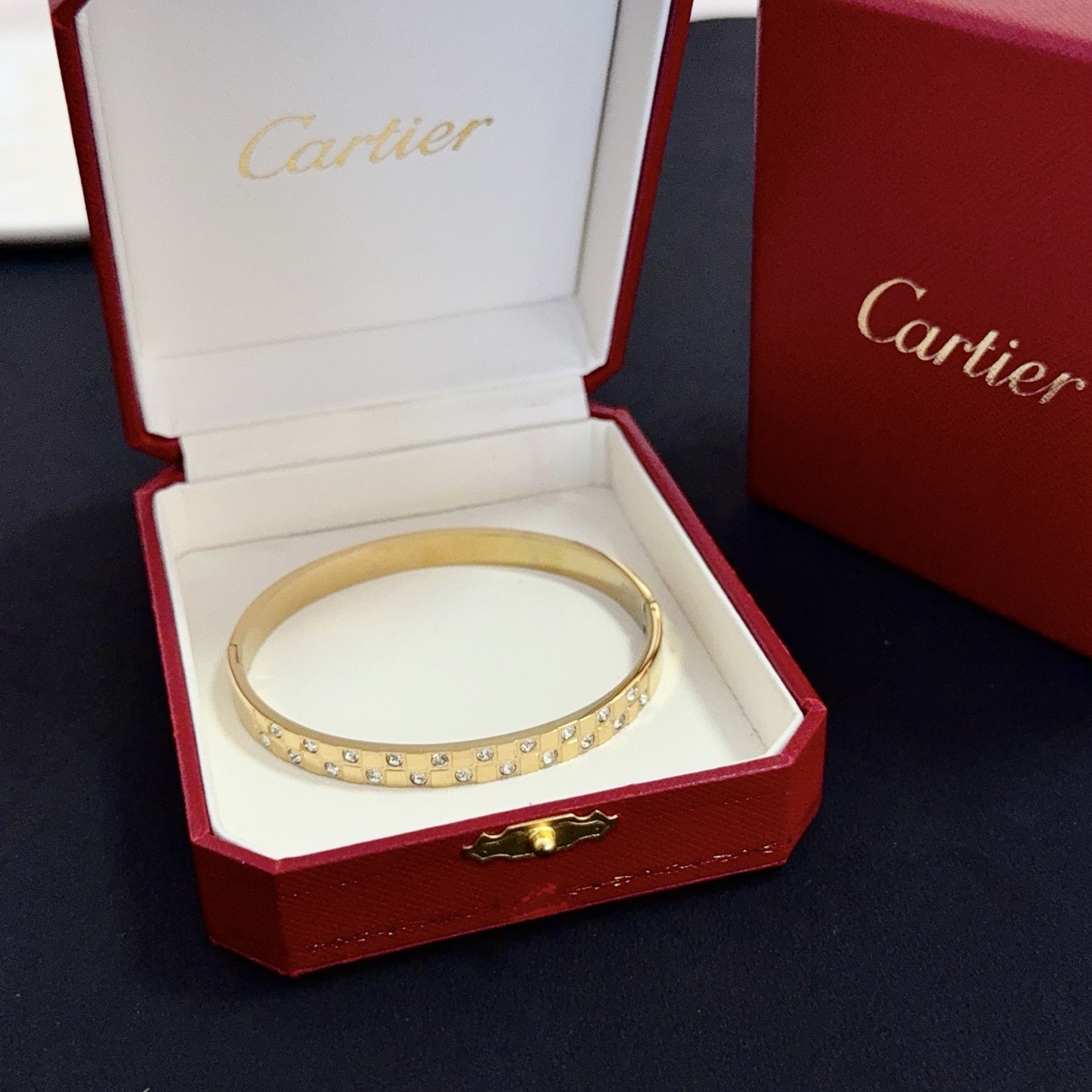 NO:583684,Cartier bracelet, high-end customized version, inlaid with diamond craftsmanship, V gold material, classic and fashionable style, reconstructing the aesthetics of love with sharp lines!  Breaking the rules, the diamond-encrusted design actually achieves the ceiling of high-end sense - no need for flashy accumulation, love should be as pure as ever. Cartier is loved by many celebrities and Internet celebrities. The Leopard series bracelet is absolutely an eternal classic, and it is not limited to men and women, and there is no age limit!  Wear it and you will be the center of attention!  , jewelry boutique, cartier, bracelet19860909卡地亚手镯 高端定制版本 镶嵌钻工艺 V金材质 经典而时尚风格 用凌厉线条重构爱情美学！打破常规,镶嵌钻设计反而成就高级感天花板——无需浮华堆砌,爱本应纯粹如初 卡地亚受众多明星网红的爱戴 豹子系列手镯 绝对是永恒经典 而且男女不限 年龄不限 ！戴上它你就是焦点！,饰品精品,cartier,bracelet,Jewelry