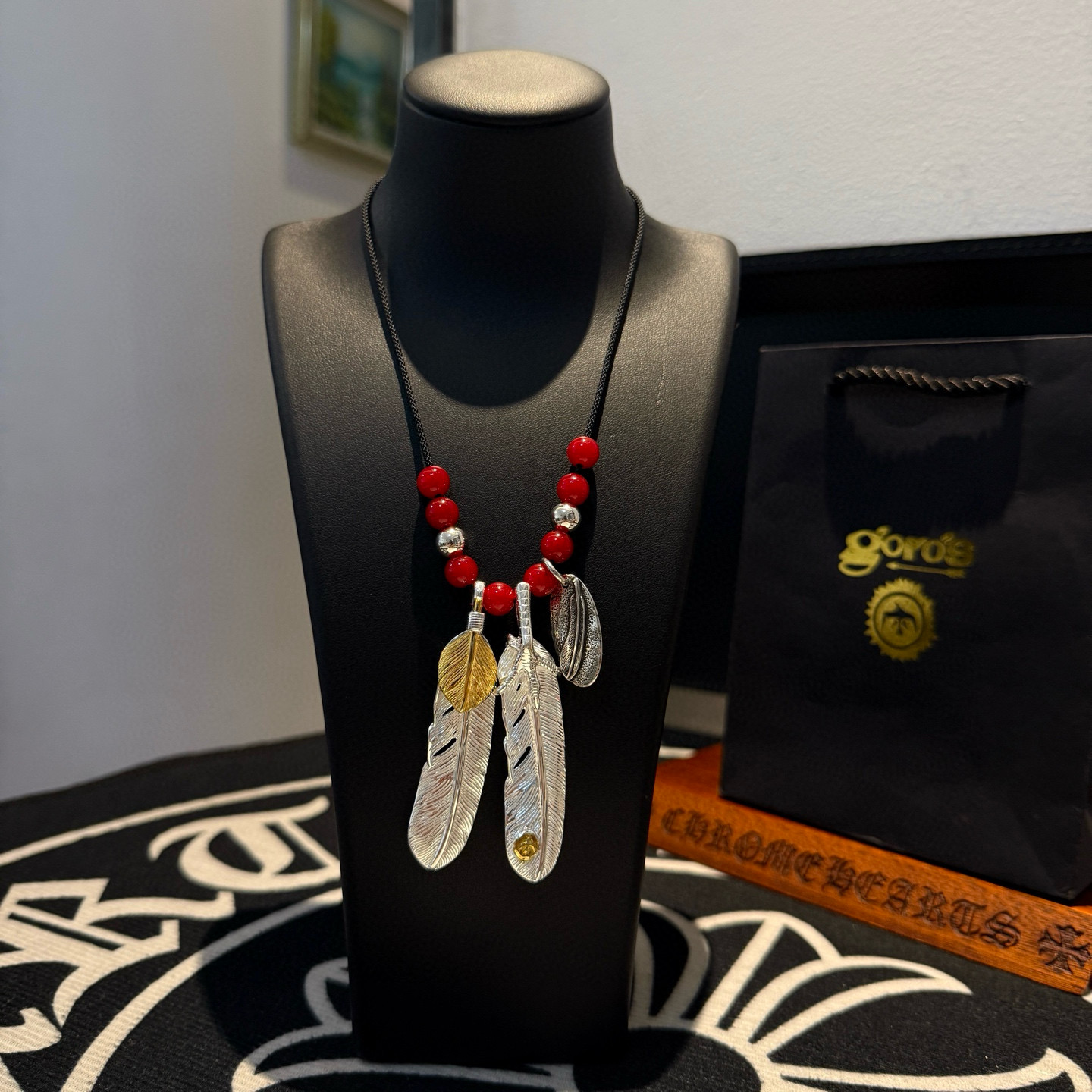 NO:583494,[New product on the shelves] Goro’s Takahashi Goro dotted feather leather cord necklace, adjustable length, top-notch version, exclusive photo shoot, focusing on the high-end market, popular model on Kuaishou/ins/Xiaohongshu, definitely different from the ordinary version!  The product details in the pictures are consistent with ZP!  Original production process, exquisite quality, purely handmade ~ Authentic mold opening, trendy and fashionable must-have, can be worn by both men and women, the same style for couples, rock punk Thai silver style, retro elements, trendy and versatile, the same style as the official website, boutique jewelry, necklace19860909【新品上架】Goro’s高桥吾郎点羽毛皮绳项链,可调节长短,顶级版本,认准独家拍摄,主攻高端市场 ,快手/ins/小红书热门款,绝对区别普通版本！图片产品细节与ZP一致！原版制作工艺 精工品质 纯手工打造 ～正品开模潮流时尚必备 男女均可佩戴 情侣款同款 摇滚朋克泰银风格 复古元素 潮流百搭 官网同款,饰品精品,necklace,Jewelry