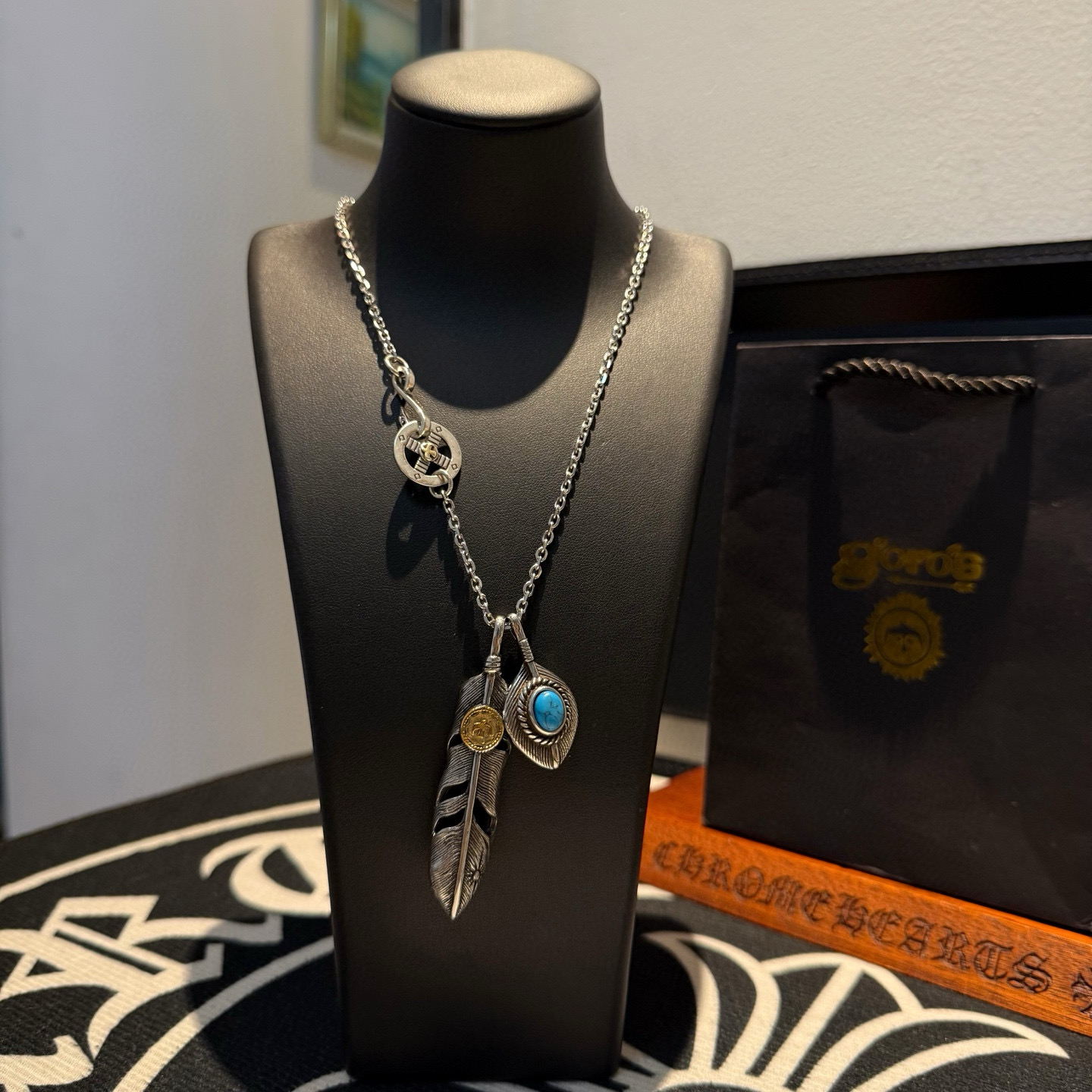 NO:583505,[New products on the shelves] Goro’s Goro Takahashi Golden Feather Pendant, Takahashi’s classic letter necklace, top version, exclusive photo shoot, focusing on the high-end market, popular model on Kuaishou/ins/Xiaohongshu, absolutely different from the ordinary version!  The product details in the pictures are consistent with ZP!  Original production process, exquisite quality, purely handmade ~ Authentic mold opening, trendy and fashionable must-have, can be worn by both men and women, the same style for couples, rock punk Thai silver style, retro elements, trendy and versatile, the same style as the official website, boutique jewelry, necklace19860909【新品上架】Goro’s高桥吾郎点金羽毛吊坠,高桥经典字母项链,顶级版本,认准独家拍摄,主攻高端市场 ,快手/ins/小红书热门款,绝对区别普通版本！图片产品细节与ZP一致！原版制作工艺 精工品质 纯手工打造 ～正品开模潮流时尚必备 男女均可佩戴 情侣款同款 摇滚朋克泰银风格 复古元素 潮流百搭 官网同款,饰品精品,necklace,Jewelry