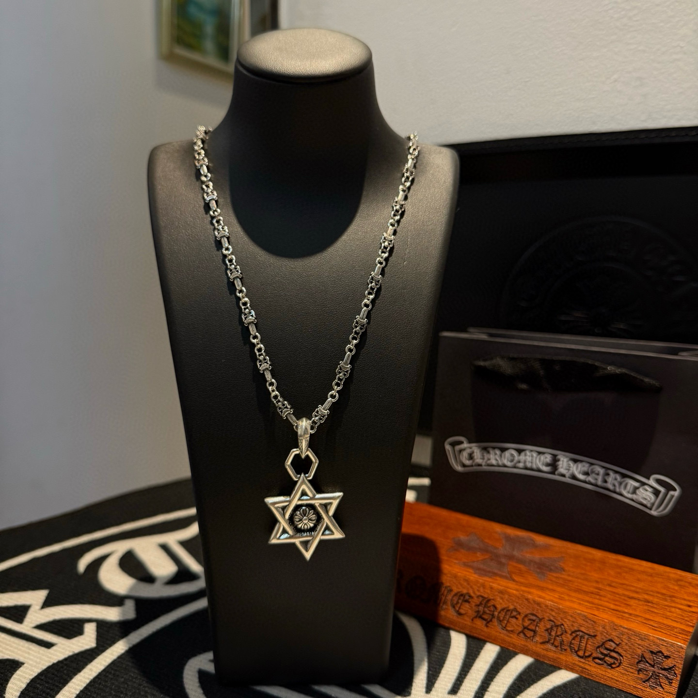 NO:575772,[Counter quality] Chrome Hearts Chrome Hearts cross solid sword necklace, six-pointed star pendant. Different pattern design styles with concave and convex shapes, showing a distinctive cross. The Scout flower is the symbol of Chrome Hearts, so it is more durable. Genuine pattern-printed Chrome Hearts Chrome Hearts distinguishes the ordinary light version in the market. Check the quality of the version. Look at the printing details. The degree of retro gray oxidation. Seiko version!  !  !  Purely handmade ~ Authentic open mold fashion essentials. Can be worn by both men and women. Same style for couples. Official website original. Rock punk Thai silver style. Retro elements. Trendy and versatile!  , jewelry boutique, chrome hearts, chrome hearts, necklace19860909【专柜品质】Chrome Hearts克罗心十字架实剑项链,六芒星吊坠 凹凸造型不同的花纹设计风格 呈现出与众不同 十字架 童军花是克罗心的志 所以更经久不衰 正品打版Chrome Hearts克罗心 区别市场普通轻版 对版对标品质 看字印细节 复古做旧灰氧程度.精工版本！！！ 纯手工打造 ～正品开模潮流时尚必备 男女均可佩戴 情侣同款 官网原版 摇滚朋克泰银风格 复古元素 潮流百搭！,饰品精品,chrome hearts,chrome hearts,necklace,Jewelry