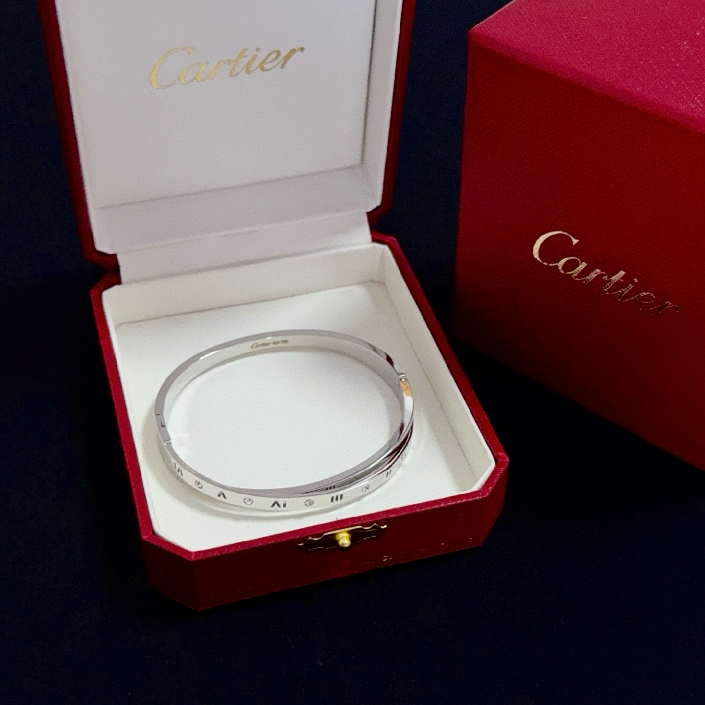 NO:589560,Cartier bracelet, high-end customized version, inlaid with diamond craftsmanship, V gold material, classic and fashionable style, reconstructing the aesthetics of love with sharp lines!  Breaking the rules, the diamond-encrusted design actually achieves the ceiling of high-end sense - no need for flashy accumulation, love should be as pure as ever. Cartier is loved by many celebrities and Internet celebrities. The Leopard series bracelet is absolutely an eternal classic, and it is not limited to men and women, and there is no age limit!  Wear it and you will be the center of attention!  , jewelry boutique, cartier, bracelet19860909卡地亚手镯 高端定制版本 镶嵌钻工艺 V金材质 经典而时尚风格 用凌厉线条重构爱情美学！打破常规,镶嵌钻设计反而成就高级感天花板——无需浮华堆砌,爱本应纯粹如初 卡地亚受众多明星网红的爱戴 豹子系列手镯 绝对是永恒经典 而且男女不限 年龄不限 ！戴上它你就是焦点！,饰品精品,cartier,bracelet,Jewelry