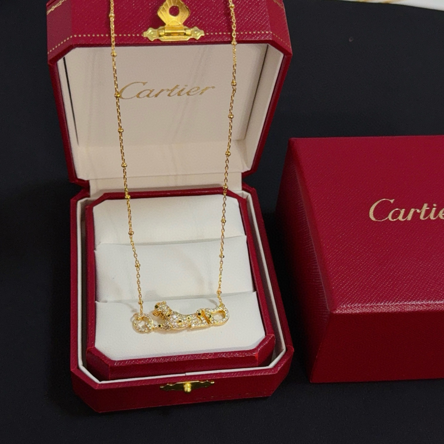 NO:589591,Cartier diamond-encrusted cheetah necklace. High-end customized version. Diamond-encrusted craftsmanship. V gold material. Classic and fashionable style. Reconstruct the aesthetics of love with sharp lines!  Breaking the rules, the diamond-encrusted design actually achieves the ceiling of high-end sense - no need for flashy accumulation, love should be as pure as ever. Cartier is loved by many celebrities and Internet celebrities. The Leopard series bracelet is absolutely an eternal classic, and it is not limited to men and women, and there is no age limit!  Wear it and you will be the center of attention!  , jewelry boutique,cartier,necklace,bracelet19860909卡地亚镶钻猎豹项链 高端定制版本 镶嵌钻工艺 V金材质 经典而时尚风格 用凌厉线条重构爱情美学！打破常规,镶嵌钻设计反而成就高级感天花板——无需浮华堆砌,爱本应纯粹如初 卡地亚受众多明星网红的爱戴 豹子系列手镯 绝对是永恒经典 而且男女不限 年龄不限 ！戴上它你就是焦点！,饰品精品,cartier,necklace,bracelet,Jewelry