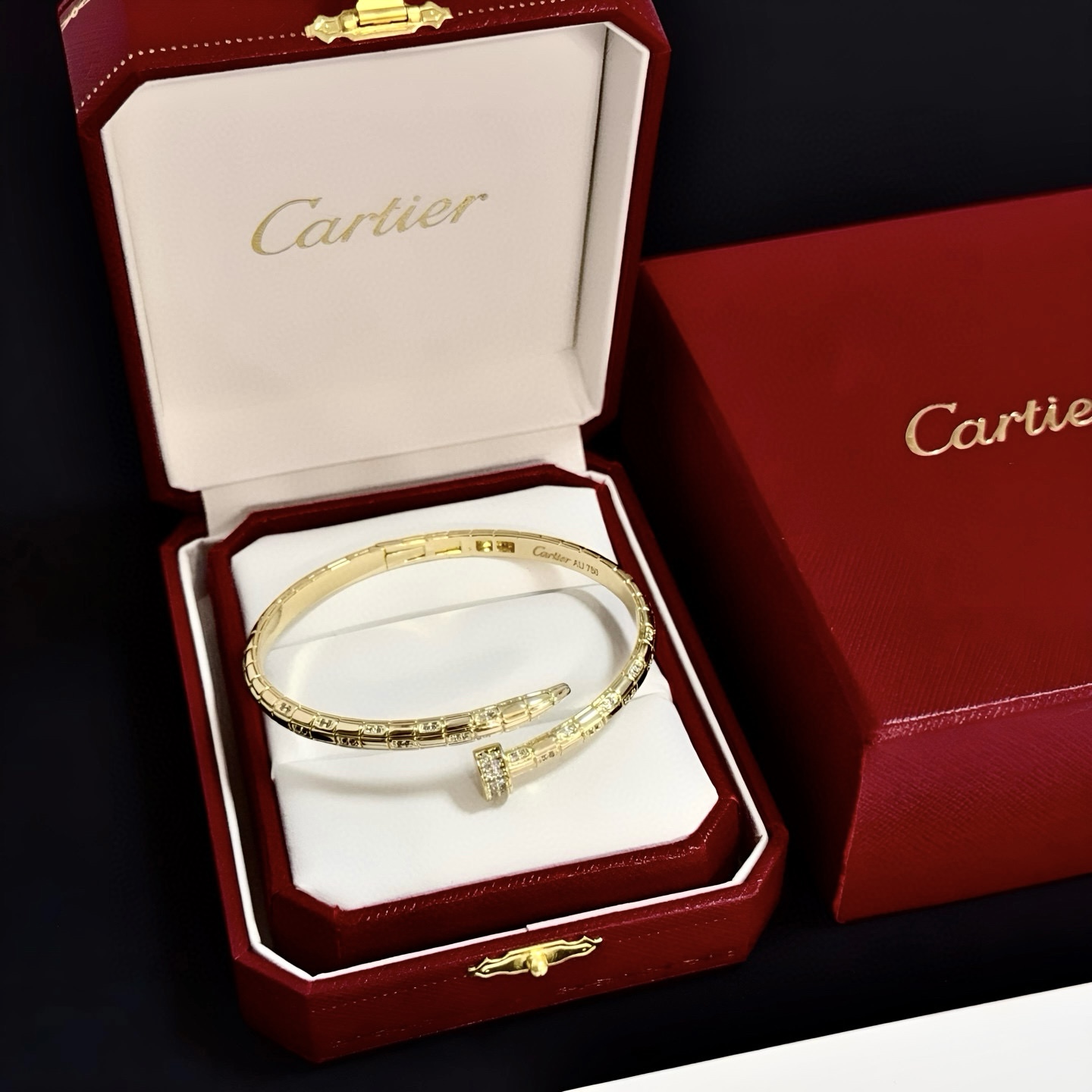 NO:589605,Cartier diamond-encrusted nail bracelet, high-end customized version, diamond-encrusted craftsmanship, V gold material, classic and fashionable style, reconstruct the aesthetics of love with sharp lines!  Breaking the rules, the diamond-encrusted design actually achieves the ceiling of high-end sense - no need for flashy accumulation, love should be as pure as ever. Cartier is loved by many celebrities and Internet celebrities. The Leopard series bracelet is absolutely an eternal classic, and it is not limited to men and women, and there is no age limit!  Wear it and you will be the center of attention!  , jewelry boutique, cartier, bracelet19860909卡地亚镶钻钉子手镯 高端定制版本 镶嵌钻工艺 V金材质 经典而时尚风格 用凌厉线条重构爱情美学！打破常规,镶嵌钻设计反而成就高级感天花板——无需浮华堆砌,爱本应纯粹如初 卡地亚受众多明星网红的爱戴 豹子系列手镯 绝对是永恒经典 而且男女不限 年龄不限 ！戴上它你就是焦点！,饰品精品,cartier,bracelet,Jewelry