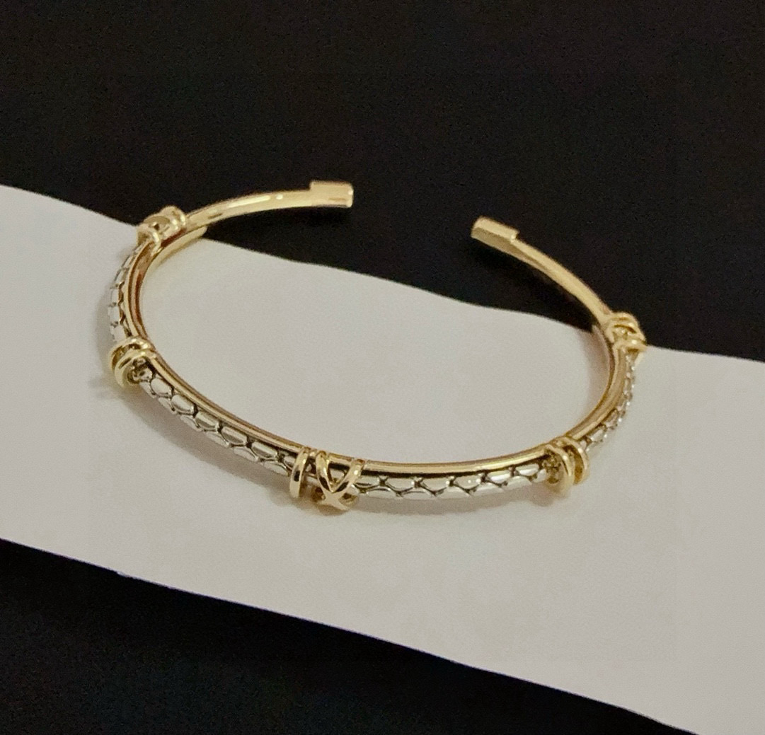 NO:589617,Cartier bamboo bracelet, high-end customized version, inlaid with diamond craftsmanship, V-gold material, classic and fashionable style, reconstructing the aesthetics of love with sharp lines!  Breaking the rules, the diamond-encrusted design actually achieves the ceiling of high-end sense - no need for flashy accumulation, love should be as pure as ever. Cartier is loved by many celebrities and Internet celebrities. The Leopard series bracelet is absolutely an eternal classic, and it is not limited to men and women, and there is no age limit!  Wear it and you will be the center of attention!  , jewelry boutique, cartier, bracelet19860909卡地亚竹节手镯 高端定制版本 镶嵌钻工艺 V金材质 经典而时尚风格 用凌厉线条重构爱情美学！打破常规,镶嵌钻设计反而成就高级感天花板——无需浮华堆砌,爱本应纯粹如初 卡地亚受众多明星网红的爱戴 豹子系列手镯 绝对是永恒经典 而且男女不限 年龄不限 ！戴上它你就是焦点！,饰品精品,cartier,bracelet,Jewelry