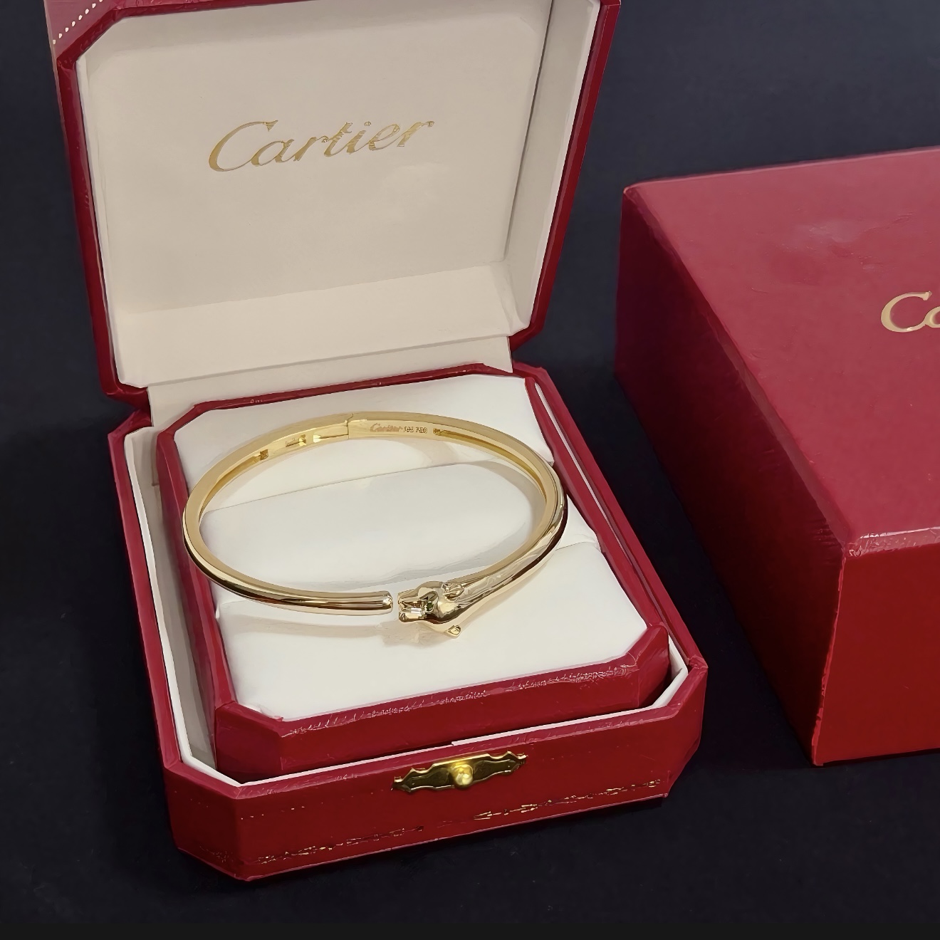 NO:589623,Cartier diamond-encrusted bracelet, high-end customized version, diamond-encrusted craftsmanship, V gold material, classic and fashionable style, reconstruct the aesthetics of love with sharp lines!  Breaking the rules, the diamond-encrusted design actually achieves the ceiling of high-end sense - no need for flashy accumulation, love should be as pure as ever. Cartier is loved by many celebrities and Internet celebrities. The Leopard series bracelet is absolutely an eternal classic, and it is not limited to men and women, and there is no age limit!  Wear it and you will be the center of attention!  , jewelry boutique, cartier, bracelet19860909卡地亚镶钻手镯 高端定制版本 镶嵌钻工艺 V金材质 经典而时尚风格 用凌厉线条重构爱情美学！打破常规,镶嵌钻设计反而成就高级感天花板——无需浮华堆砌,爱本应纯粹如初 卡地亚受众多明星网红的爱戴 豹子系列手镯 绝对是永恒经典 而且男女不限 年龄不限 ！戴上它你就是焦点！,饰品精品,cartier,bracelet,Jewelry