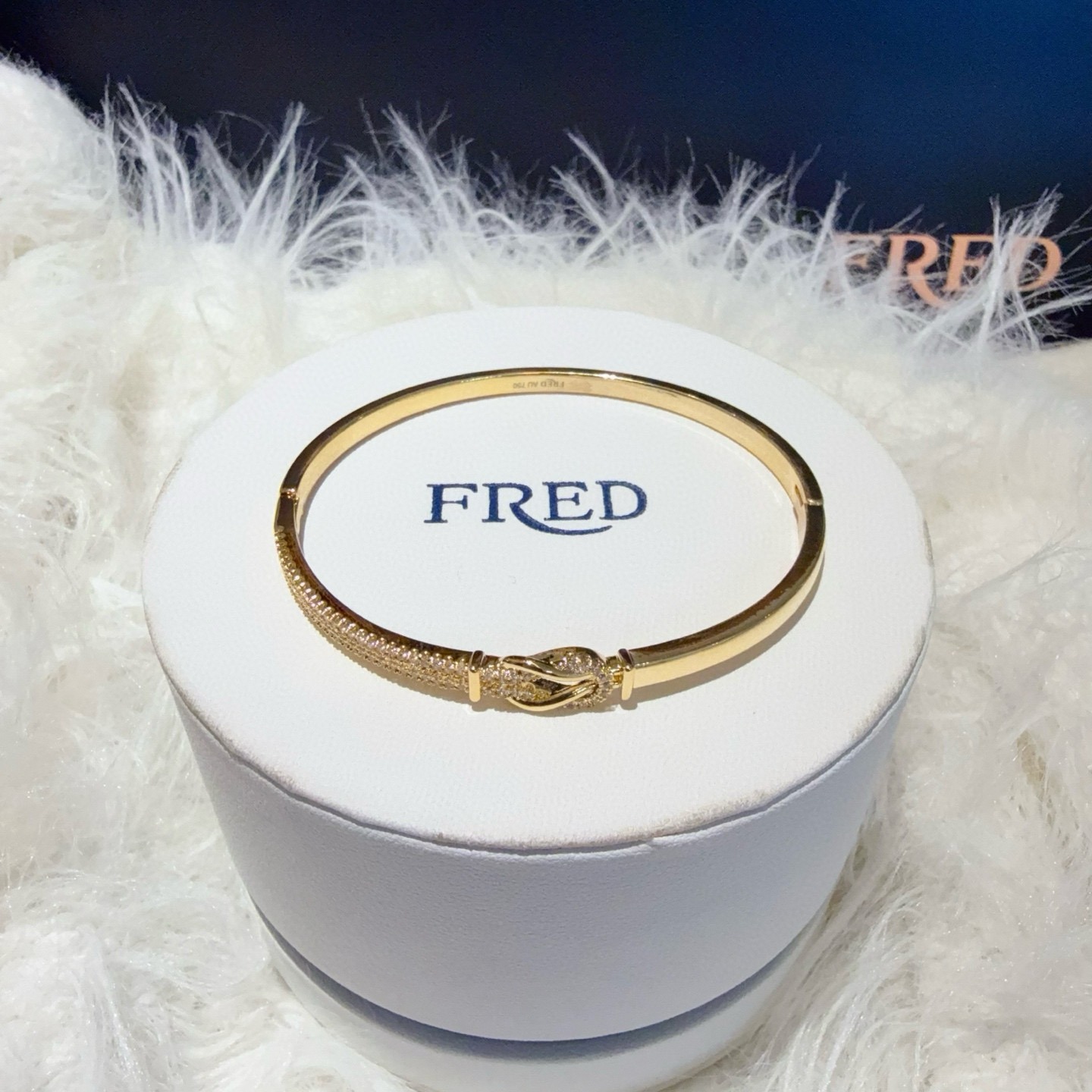 NO:589586,Popular Frederic full diamond 8-figure buckle bracelet, classic and versatile, a must-have item for fashionistas, fashionable and exquisite, 11 pairs of customized versions, the difference is that the ordinary version on the market, thickened 18k electroplating process, the effect is very versatile!  !  silver.gold, fine jewelry, bracelet19860909火爆 费雷德满钻8字扣手镯,经典百搭,网红达人 时尚一族备必单品,时尚精致,11对版定制,区别在于市面上普通版本,加厚电镀18k工艺,上手效果非常百搭！！银色 .金色,饰品精品,bracelet,Jewelry