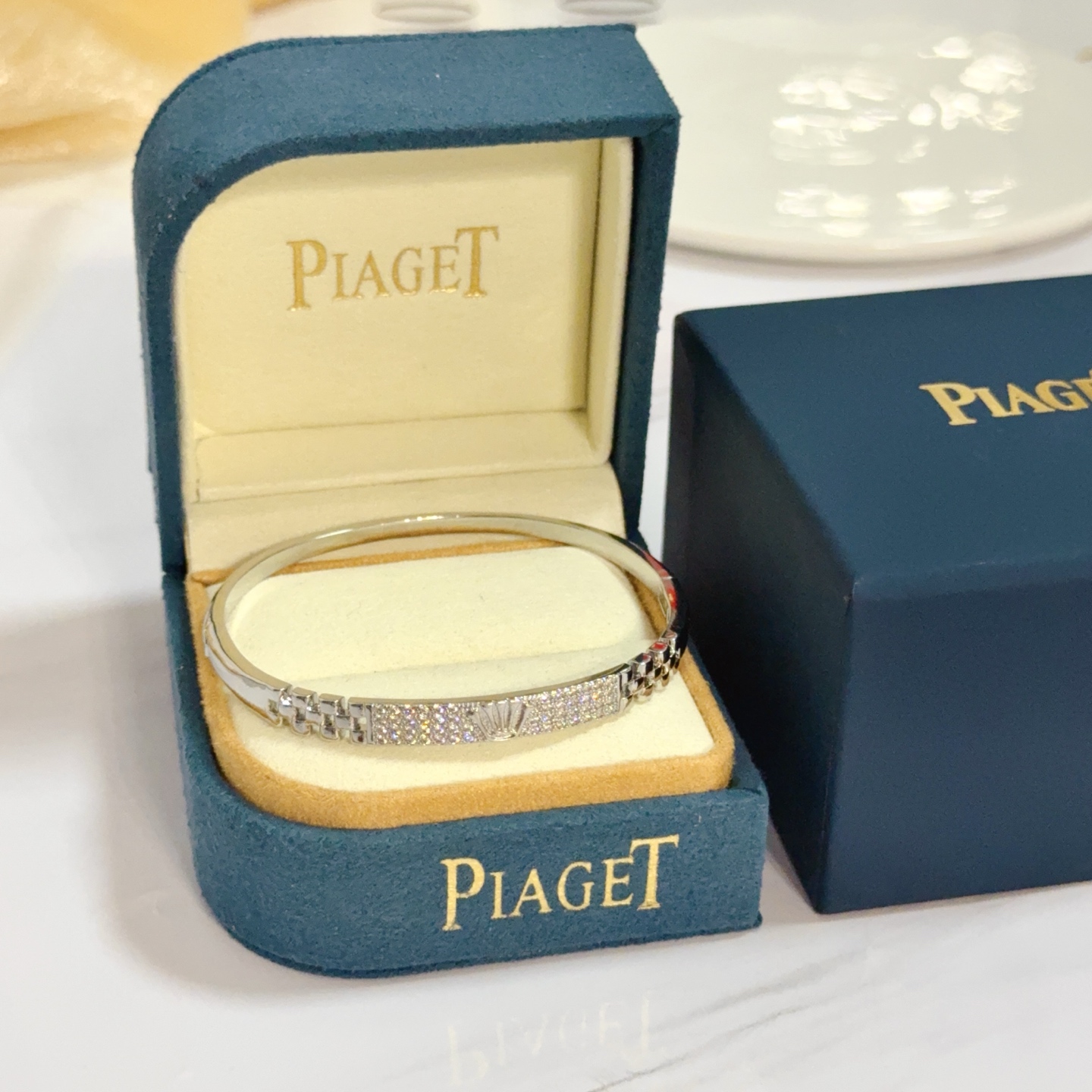 NO:589612,Piaget bracelet is a high-end customized version with inlaid diamond craftsmanship and V-gold material. The details are luxurious. The metal texture and texture complement each other and shine under the light, reflecting the luxury and elegance. Whether it is a business occasion or a sweet date, it can highlight delicacy and elegance. It is so beautiful when you get it. It is definitely your dream bracelet., jewelry boutique, Piaget, bracelet19860909Piaget伯爵手镯 高端定制版本 镶嵌钻工艺 ,V金材质 ,细节处尽显奢华.金属质感与纹理相互映衬,光线之下,熠熠生辉,体现了奢华与典雅的气质.无论是商务场合还是甜蜜约会都能凸显精致和优雅~上手都太美了,绝对是你的梦中情镯.,饰品精品,piaget,bracelet,Jewelry