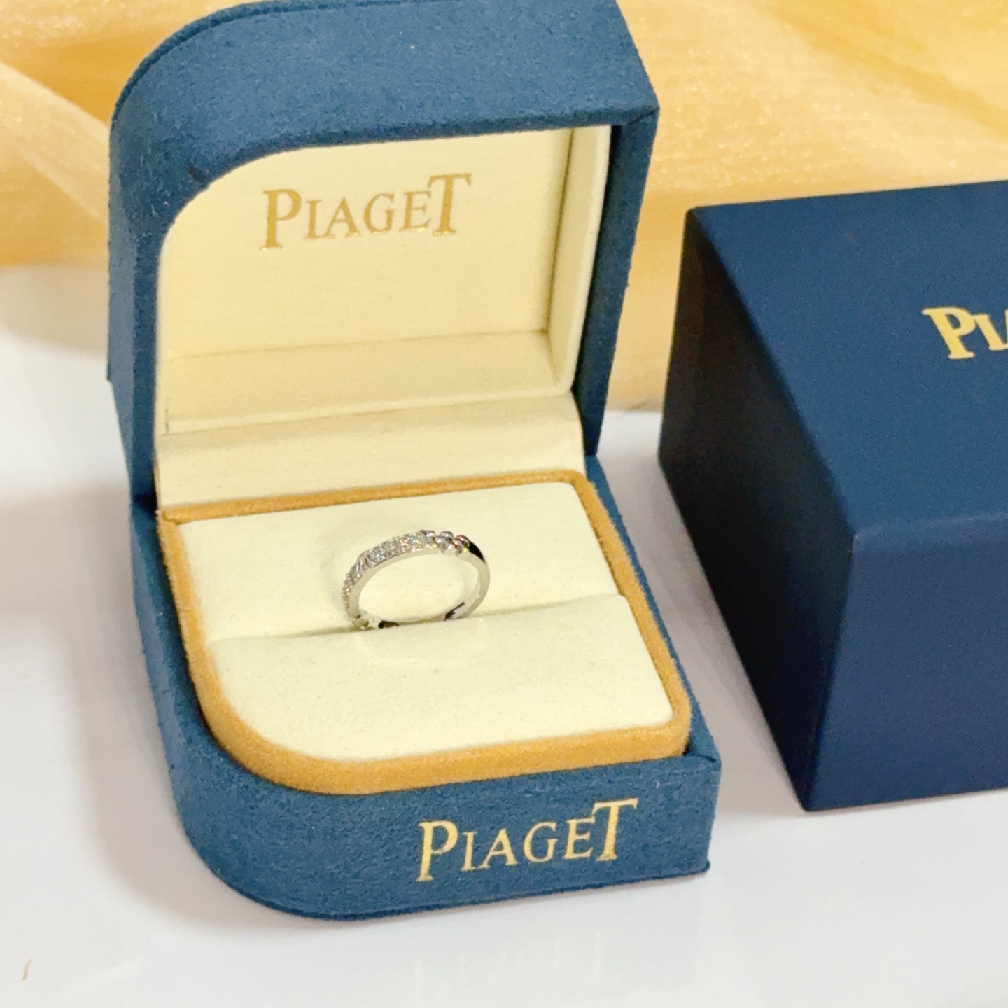 NO:589618,Piaget ring, high-end customized version, inlaid with diamonds, made of V gold, showing luxury in every detail. The metal texture and texture complement each other, shining under the light, reflecting the luxury and elegance., jewelry boutique, Piaget, ring19860909Piaget伯爵戒指,高端定制版本 镶嵌钻工艺 ,V金材质 ,细节处尽显奢华.金属质感与纹理相互映衬,光线之下,熠熠生辉,体现了奢华与典雅的气质.,饰品精品,piaget,ring,Jewelry