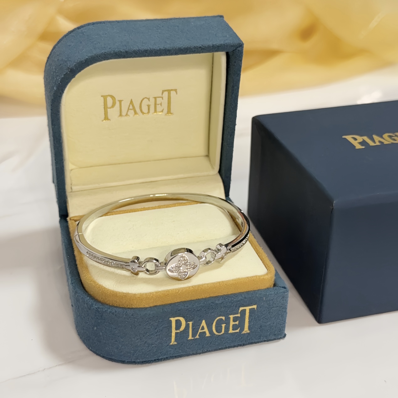 NO:589624,Piaget bracelet is a high-end customized version with inlaid diamond craftsmanship and V-gold material. The details are luxurious. The metal texture and texture complement each other and shine under the light, reflecting the luxury and elegance. Whether it is a business occasion or a sweet date, it can highlight delicacy and elegance. It is so beautiful when you get it. It is definitely your dream bracelet., jewelry boutique, Piaget, bracelet19860909Piaget伯爵手镯 高端定制版本 镶嵌钻工艺 ,V金材质 ,细节处尽显奢华.金属质感与纹理相互映衬,光线之下,熠熠生辉,体现了奢华与典雅的气质.无论是商务场合还是甜蜜约会都能凸显精致和优雅~上手都太美了,绝对是你的梦中情镯.,饰品精品,piaget,bracelet,Jewelry