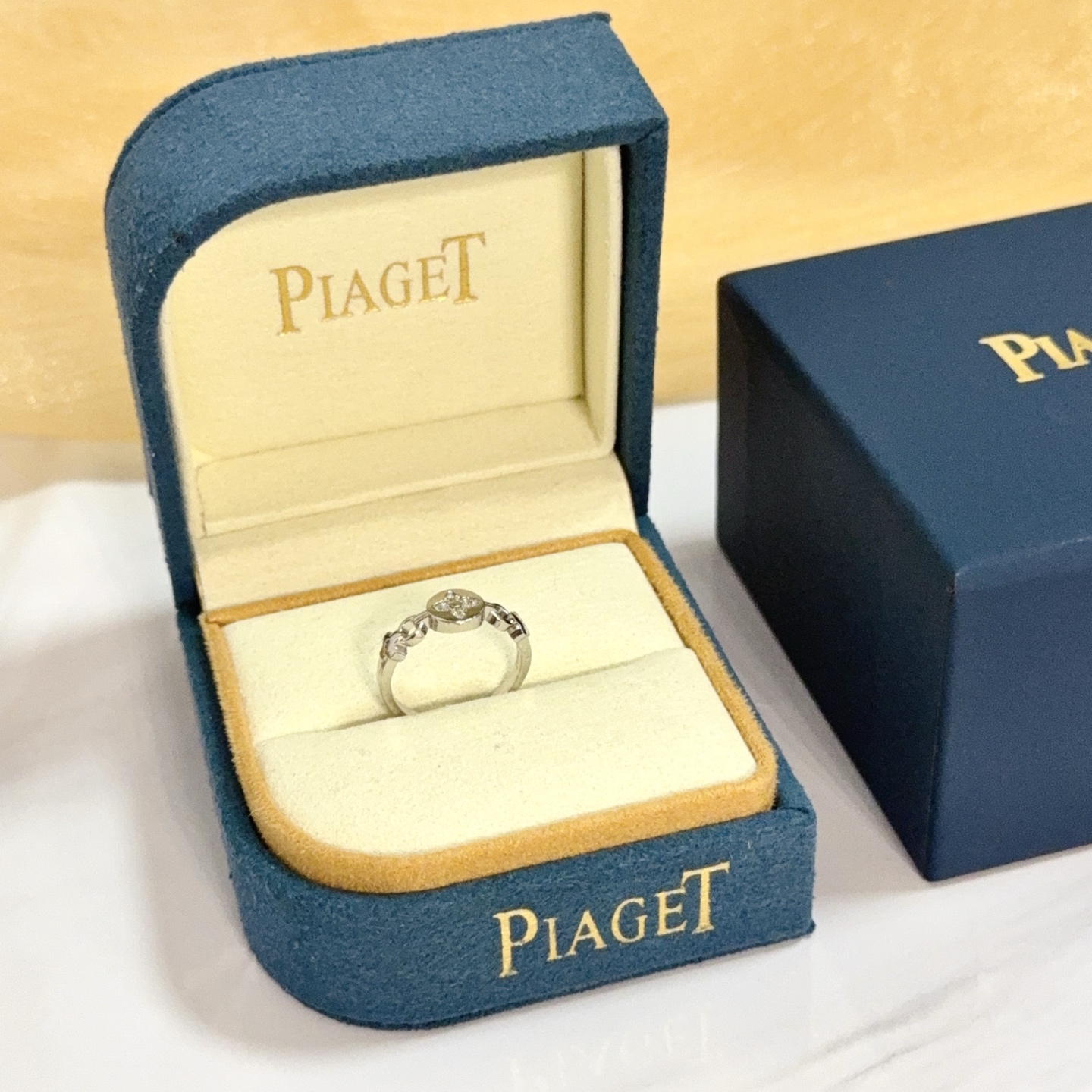 NO:589565,Piaget ring, high-end customized version, inlaid with diamonds, made of V gold, showing luxury in every detail. The metal texture and texture complement each other, shining under the light, reflecting the luxury and elegance., jewelry boutique, Piaget, ring19860909Piaget伯爵戒指,高端定制版本 镶嵌钻工艺 ,V金材质 ,细节处尽显奢华.金属质感与纹理相互映衬,光线之下,熠熠生辉,体现了奢华与典雅的气质.,饰品精品,piaget,ring,Jewelry