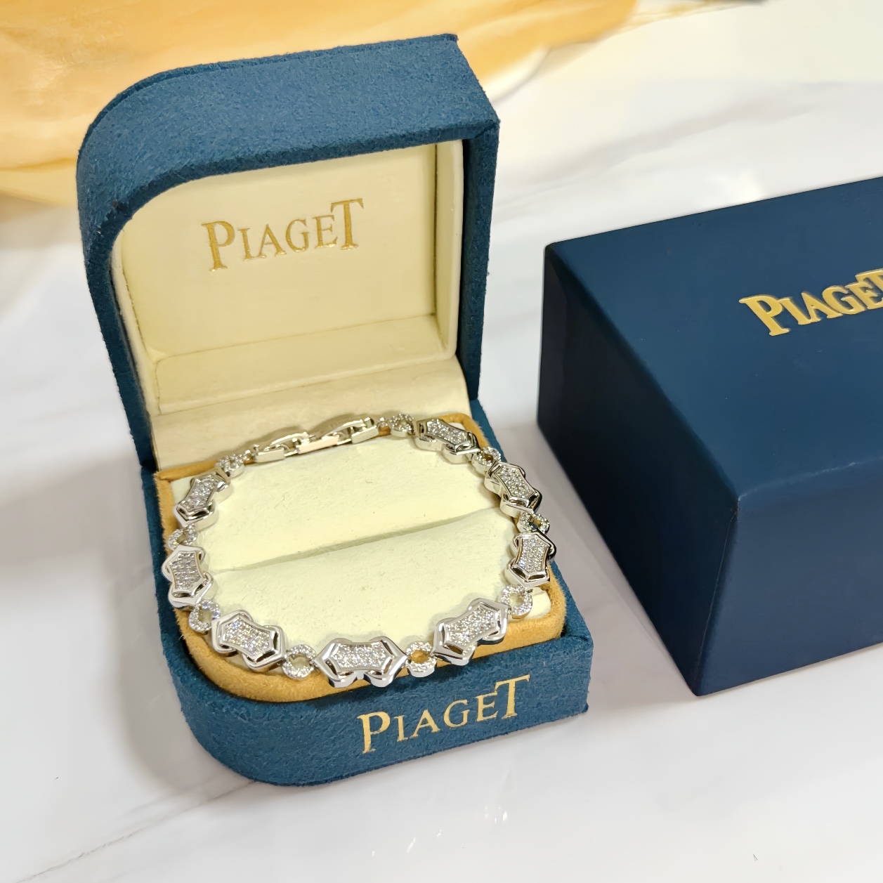 NO:589573,Piaget bracelet is a high-end customized version with diamond inlay technology and V-gold material. The details are full of luxury. The metal texture and texture complement each other and shine under the light, reflecting the luxury and elegance. Whether it is a business occasion or a sweet date, it can highlight the delicacy and elegance. It is so beautiful to get it. It is definitely your dream bracelet., jewelry boutique, Piaget, bracelet19860909Piaget伯爵手链 高端定制版本 镶嵌钻工艺 ,V金材质 ,细节处尽显奢华.金属质感与纹理相互映衬,光线之下,熠熠生辉,体现了奢华与典雅的气质.无论是商务场合还是甜蜜约会都能凸显精致和优雅~上手都太美了,绝对是你的梦中情镯.,饰品精品,piaget,bracelet,Jewelry