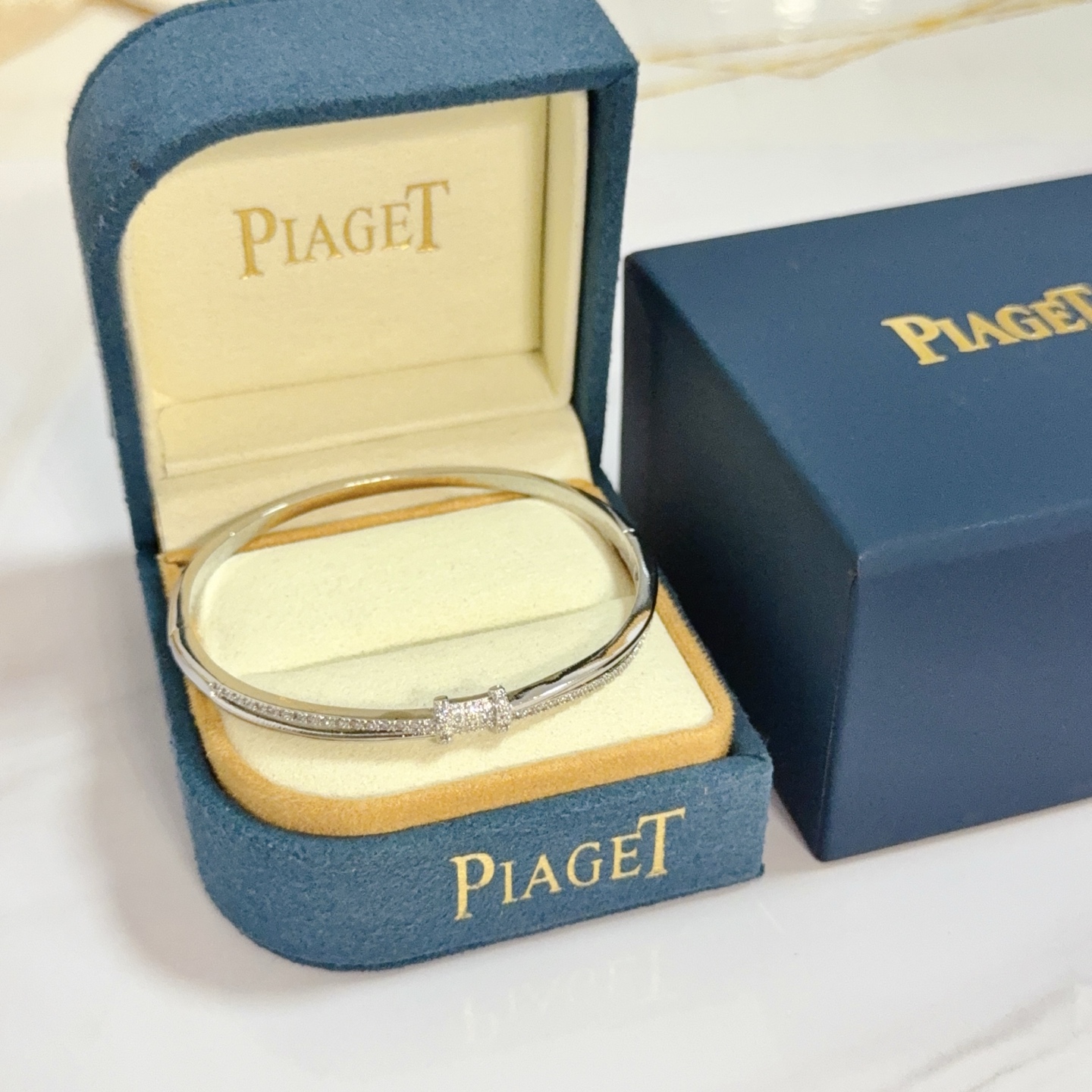 NO:589581,Piaget bracelet is a high-end customized version with inlaid diamond craftsmanship and V-gold material. The details are luxurious. The metal texture and texture complement each other and shine under the light, reflecting the luxury and elegance. Whether it is a business occasion or a sweet date, it can highlight delicacy and elegance. It is so beautiful when you get it. It is definitely your dream bracelet., jewelry boutique, Piaget, bracelet19860909Piaget伯爵手镯 高端定制版本 镶嵌钻工艺 ,V金材质 ,细节处尽显奢华.金属质感与纹理相互映衬,光线之下,熠熠生辉,体现了奢华与典雅的气质.无论是商务场合还是甜蜜约会都能凸显精致和优雅~上手都太美了,绝对是你的梦中情镯.,饰品精品,piaget,bracelet,Jewelry