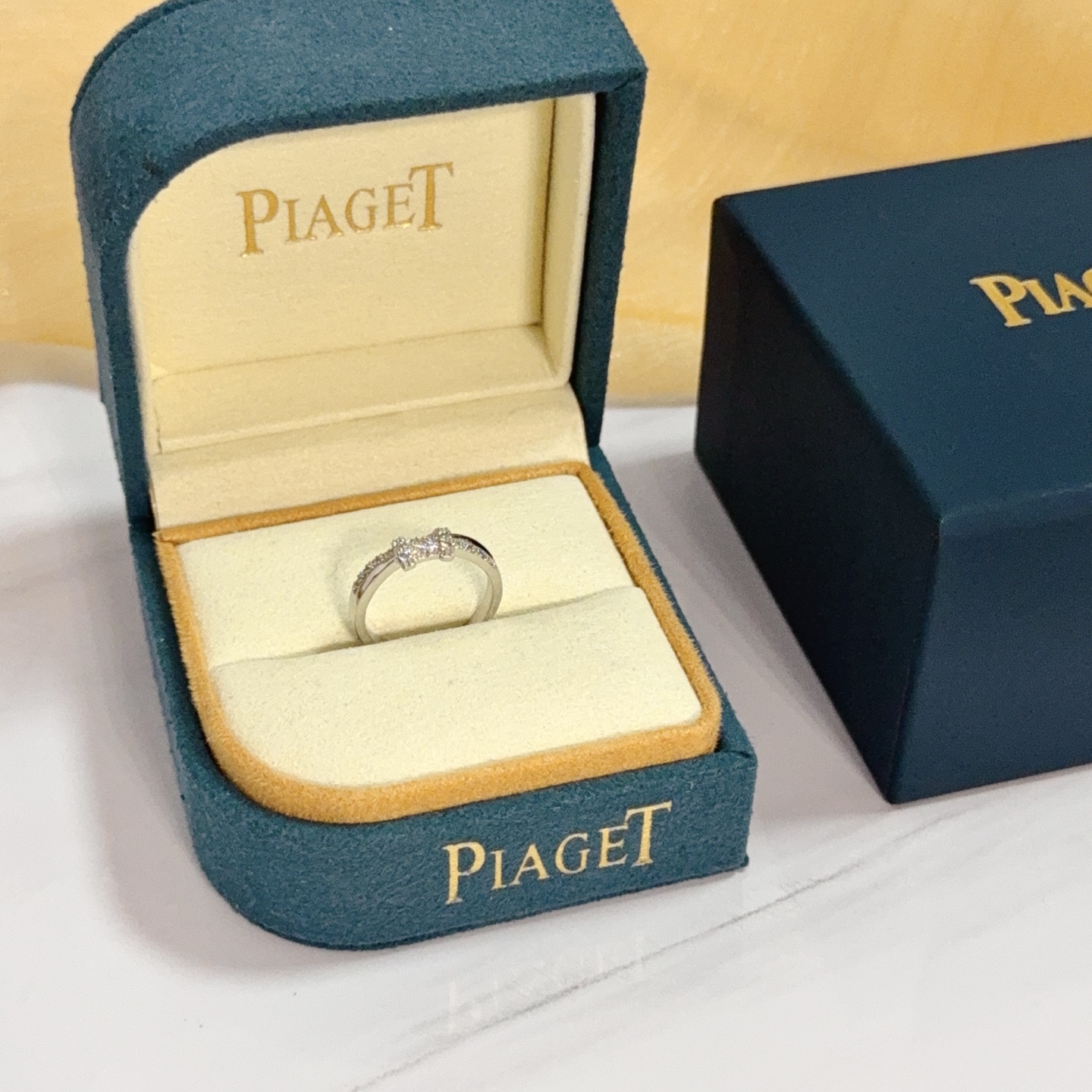 NO:589587,Piaget ring, high-end customized version, inlaid with diamonds, made of V gold, showing luxury in every detail. The metal texture and texture complement each other, shining under the light, reflecting the luxury and elegance., jewelry boutique, Piaget, ring19860909Piaget伯爵戒指,高端定制版本 镶嵌钻工艺 ,V金材质 ,细节处尽显奢华.金属质感与纹理相互映衬,光线之下,熠熠生辉,体现了奢华与典雅的气质.,饰品精品,piaget,ring,Jewelry