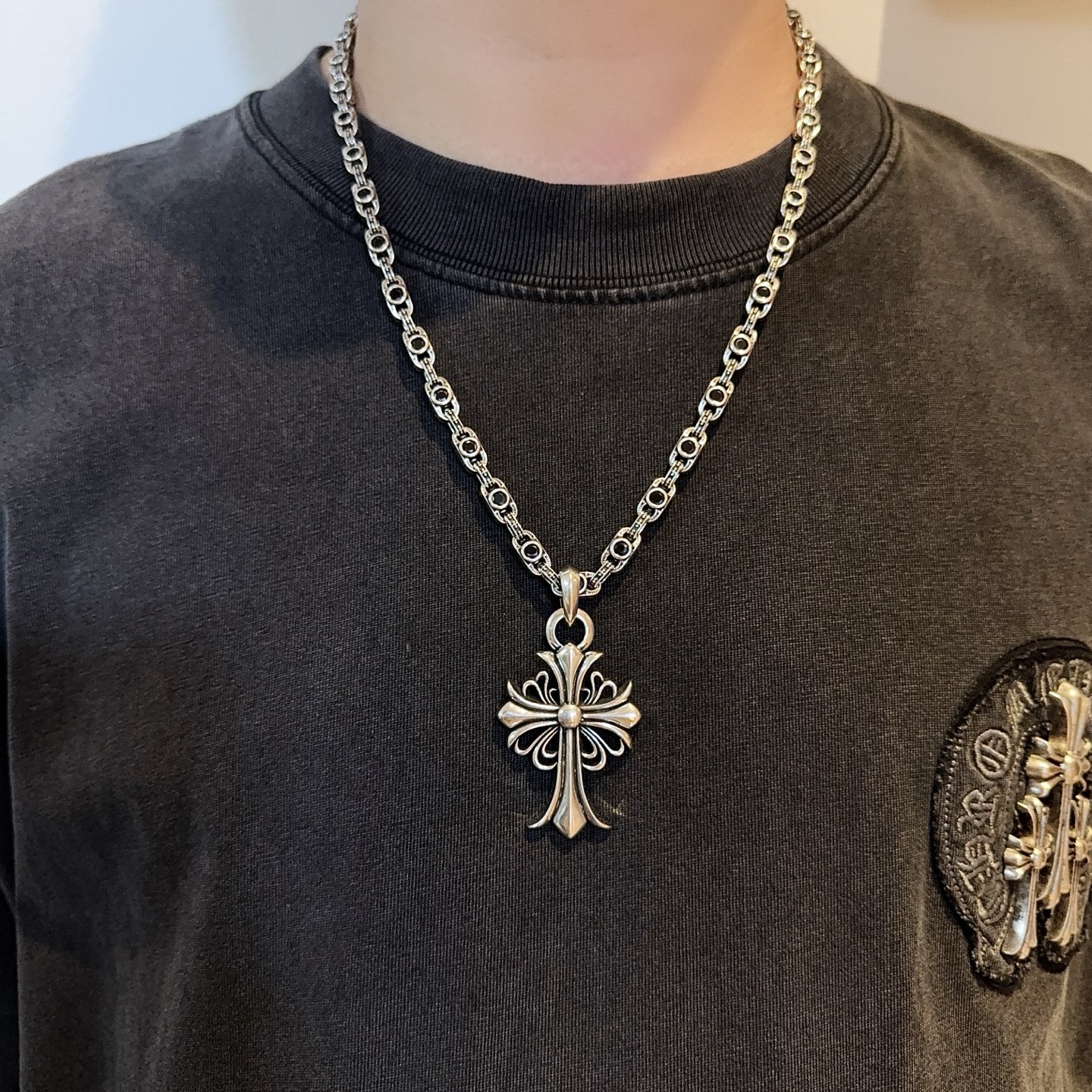 NO:589107,New [counter quality] Chrome Hearts classic retro black diamond necklace, cross pendant, concave and convex shapes with different pattern design styles, showing a distinctive cross and Scout flower is the symbol of Chrome Hearts, so it is more durable. Genuine pattern-printed Chrome Hearts distinguishes the ordinary light version in the market. Match the version and standard quality. Look at the printing details, the degree of retro gray oxidation. Seiko version!  !  !  Purely handmade ~ Authentic open mold fashion essentials. Can be worn by both men and women. Same style for couples. Official website original. Rock punk Thai silver style. Retro elements. Trendy and versatile!  , jewelry boutique, chrome hearts, chrome hearts, necklace19860909新款【专柜品质】Chrome Hearts克罗心经典复古黑钻项链 十字架吊坠 凹凸造型不同的花纹设计风格 呈现出与众不同 十字架 童军花是克罗心的志 所以更经久不衰 正品打版Chrome Hearts克罗心 区别市场普通轻版 对版对标品质 看字印细节 复古做旧灰氧程度.精工版本！！！ 纯手工打造 ～正品开模潮流时尚必备 男女均可佩戴 情侣同款 官网原版 摇滚朋克泰银风格 复古元素 潮流百搭！,饰品精品,chrome hearts,chrome hearts,necklace,Jewelry