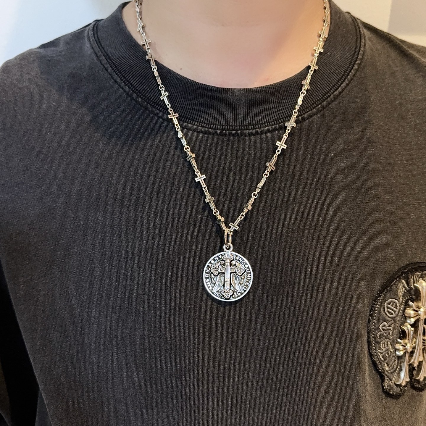 NO:589111,New [counter quality] Chrome Hearts classic retro cross necklace, round cross pendant, concave and convex shapes with different pattern design styles, showing a distinctive cross. The Scout flower is the symbol of Chrome Hearts, so it is more durable. Genuine pattern-printed Chrome Hearts distinguishes the ordinary light version in the market. Match the version and standard quality. Look at the printing details. The degree of retro gray oxidation. Seiko version!  !  !  Purely handmade ~ Authentic open mold fashion essentials. Can be worn by both men and women. Same style for couples. Official website original. Rock punk Thai silver style. Retro elements. Trendy and versatile!  , jewelry boutique, chrome hearts, chrome hearts, necklace19860909新款【专柜品质】Chrome Hearts克罗心经典复古十字架项链 圆牌十字架吊坠 凹凸造型不同的花纹设计风格 呈现出与众不同 十字架 童军花是克罗心的志 所以更经久不衰 正品打版Chrome Hearts克罗心 区别市场普通轻版 对版对标品质 看字印细节 复古做旧灰氧程度.精工版本！！！ 纯手工打造 ～正品开模潮流时尚必备 男女均可佩戴 情侣同款 官网原版 摇滚朋克泰银风格 复古元素 潮流百搭！,饰品精品,chrome hearts,chrome hearts,necklace,Jewelry