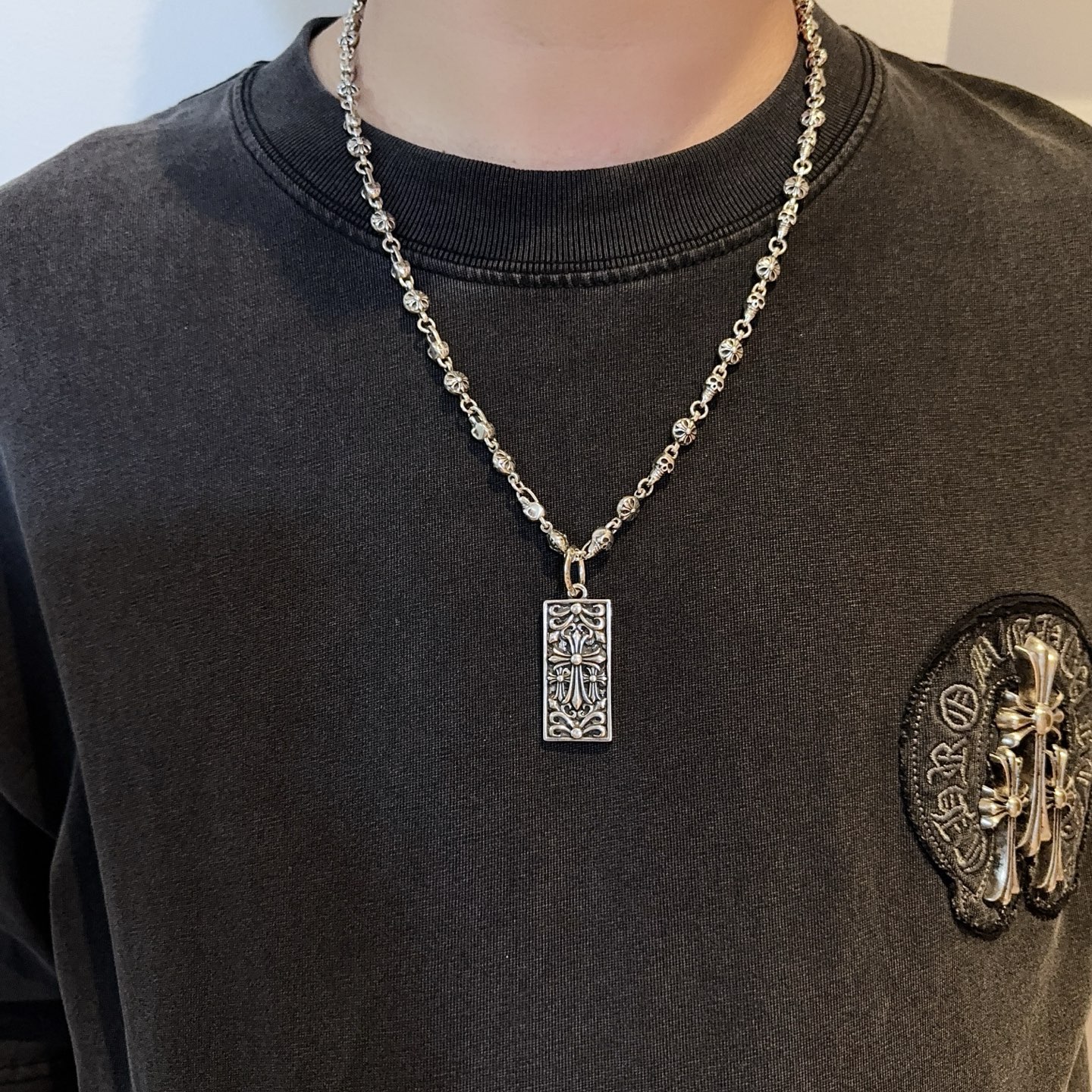 NO:589116,New [counter quality] Chrome Hearts classic retro skull multi-element necklace, square cross pendant, different pattern design styles with concave and convex shapes, showing a distinctive cross and Scout flower is Chrome Hearts’ symbol, so it is more durable. Genuine pattern-printed Chrome Hearts distinguishes the ordinary light version in the market. Match the version and benchmark quality. Look at the printing details, the degree of retro ash oxidation. Seiko version!  !  !  Purely handmade ~ Authentic open mold fashion essentials. Can be worn by both men and women. Same style for couples. Official website original. Rock punk Thai silver style. Retro elements. Trendy and versatile!  , jewelry boutique, chrome hearts, chrome hearts, necklace19860909新款【专柜品质】Chrome Hearts克罗心经典复古骷髅头多元素项链 方牌十字架吊坠 凹凸造型不同的花纹设计风格 呈现出与众不同 十字架 童军花是克罗心的志 所以更经久不衰 正品打版Chrome Hearts克罗心 区别市场普通轻版 对版对标品质 看字印细节 复古做旧灰氧程度.精工版本！！！ 纯手工打造 ～正品开模潮流时尚必备 男女均可佩戴 情侣同款 官网原版 摇滚朋克泰银风格 复古元素 潮流百搭！,饰品精品,chrome hearts,chrome hearts,necklace,Jewelry