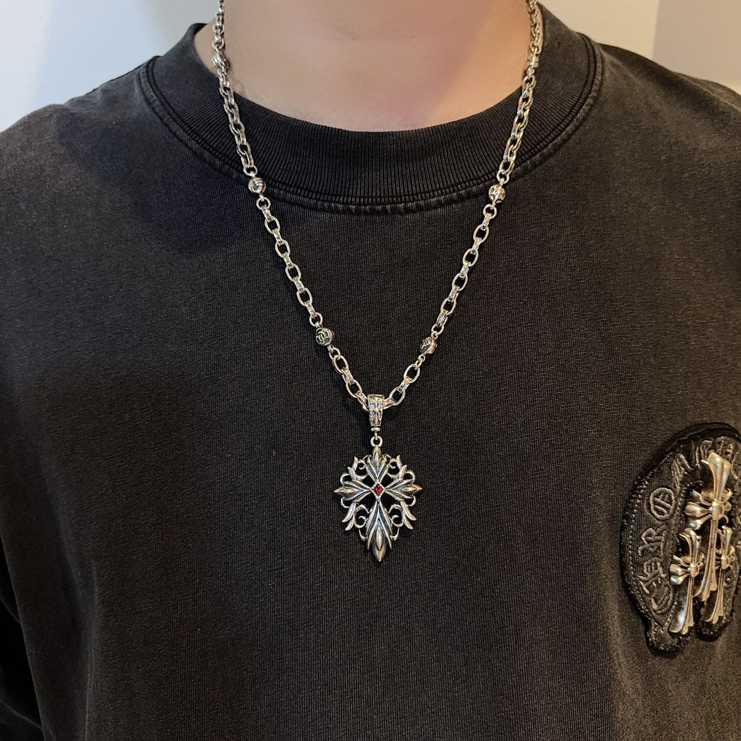 NO:589120,New [counter quality] Chrome Hearts classic retro multi-element flower ball necklace, cross pendant, concave and convex shapes with different pattern design styles, showing a distinctive cross and Scout flower is the symbol of Chrome Hearts, so it is more durable. Genuine pattern-printed Chrome Hearts distinguishes the ordinary light version in the market. Match the version and standard quality. Look at the printing details, the degree of retro ash oxidation. Seiko version!  !  !  Purely handmade ~ Authentic open mold fashion essentials. Can be worn by both men and women. Same style for couples. Official website original. Rock punk Thai silver style. Retro elements. Trendy and versatile!  , jewelry boutique, chrome hearts, chrome hearts, necklace19860909新款【专柜品质】Chrome Hearts克罗心经典复古多元素花球项链 十字架吊坠 凹凸造型不同的花纹设计风格 呈现出与众不同 十字架 童军花是克罗心的志 所以更经久不衰 正品打版Chrome Hearts克罗心 区别市场普通轻版 对版对标品质 看字印细节 复古做旧灰氧程度.精工版本！！！ 纯手工打造 ～正品开模潮流时尚必备 男女均可佩戴 情侣同款 官网原版 摇滚朋克泰银风格 复古元素 潮流百搭！,饰品精品,chrome hearts,chrome hearts,necklace,Jewelry