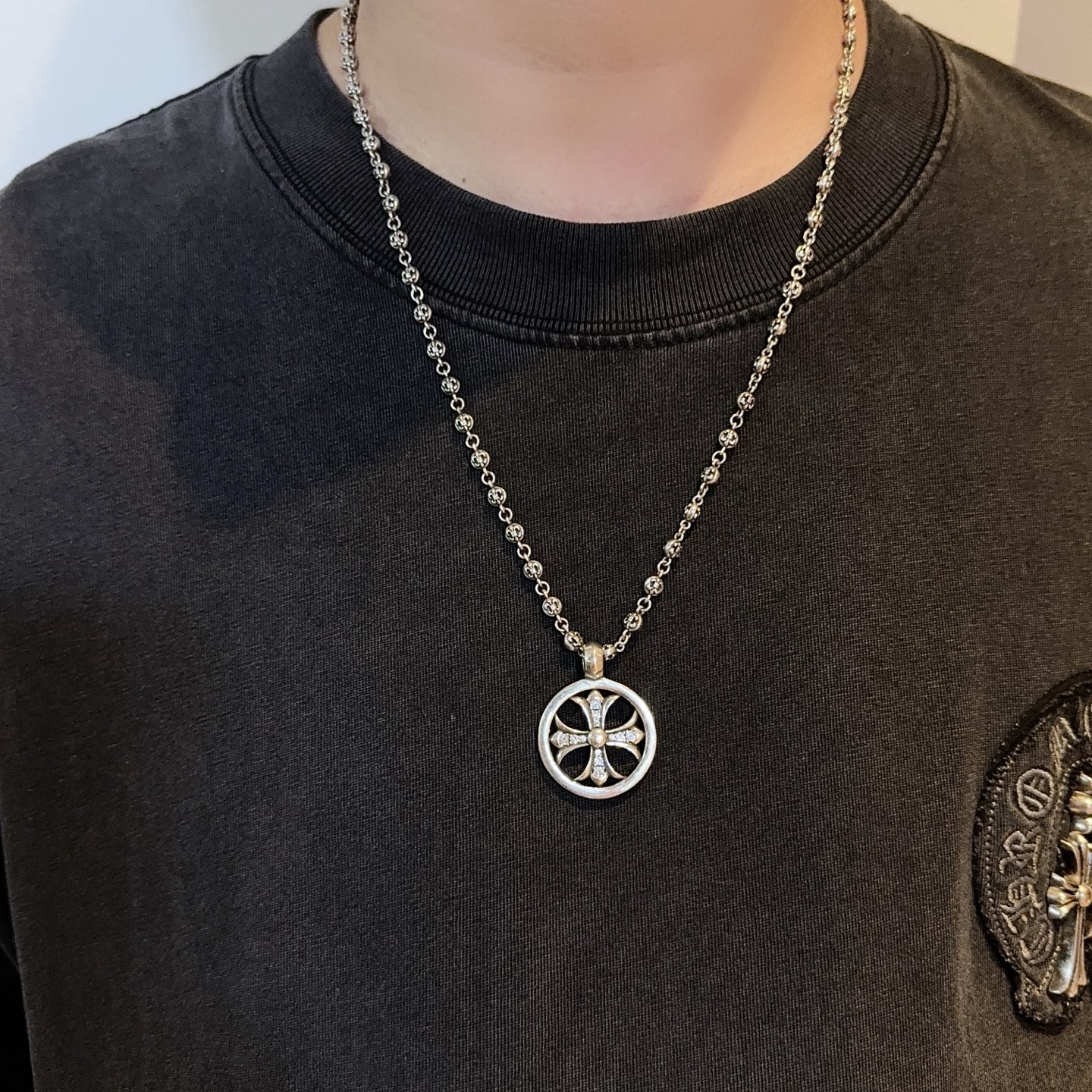 NO:589124,New [counter quality] Chrome Hearts classic retro cross flower ball necklace, medal cross pendant, concave and convex shapes with different pattern design styles, showing a distinctive cross. The Scout flower is the symbol of Chrome Hearts, so it is more durable. Genuine pattern-printed Chrome Hearts distinguishes the ordinary light version in the market. Match the version and standard quality. Look at the printing details, the degree of retro ash oxidation. Seiko version!  !  !  Purely handmade ~ Authentic open mold fashion essentials. Can be worn by both men and women. Same style for couples. Official website original. Rock punk Thai silver style. Retro elements. Trendy and versatile!  , jewelry boutique, chrome hearts, chrome hearts, necklace19860909新款【专柜品质】Chrome Hearts克罗心经典复古十字花球项链 圆牌十字架吊坠 凹凸造型不同的花纹设计风格 呈现出与众不同 十字架 童军花是克罗心的志 所以更经久不衰 正品打版Chrome Hearts克罗心 区别市场普通轻版 对版对标品质 看字印细节 复古做旧灰氧程度.精工版本！！！ 纯手工打造 ～正品开模潮流时尚必备 男女均可佩戴 情侣同款 官网原版 摇滚朋克泰银风格 复古元素 潮流百搭！,饰品精品,chrome hearts,chrome hearts,necklace,Jewelry