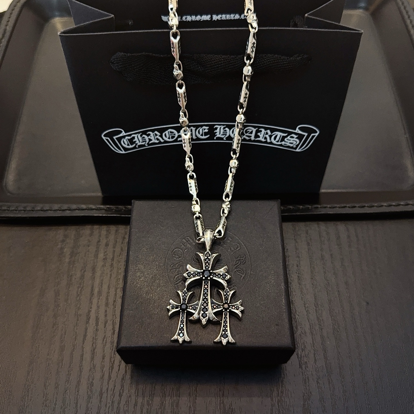 NO:589126,New [counter quality] Chrome Hearts classic retro multi-element skull cross necklace, full diamond thirty cross pendant, concave and convex shapes with different pattern design styles, showing a distinctive cross. The Scout flower is the symbol of Chrome Hearts, so it is more durable. Authentic and pattern-printed Chrome Hearts distinguishes the ordinary light version in the market. Match the standard quality. Look at the printing details. The degree of retro gray oxidation. Seiko version!  !  !  Purely handmade ~ Authentic open mold fashion essentials. Can be worn by both men and women. Same style for couples. Official website original. Rock punk Thai silver style. Retro elements. Trendy and versatile!  , jewelry boutique, chrome hearts, chrome hearts, necklace19860909新款【专柜品质】Chrome Hearts克罗心经典复古多元素骷髅头十字架项链 满钻三十十字架吊坠 凹凸造型不同的花纹设计风格 呈现出与众不同 十字架 童军花是克罗心的志 所以更经久不衰 正品打版Chrome Hearts克罗心 区别市场普通轻版 对版对标品质 看字印细节 复古做旧灰氧程度.精工版本！！！ 纯手工打造 ～正品开模潮流时尚必备 男女均可佩戴 情侣同款 官网原版 摇滚朋克泰银风格 复古元素 潮流百搭！,饰品精品,chrome hearts,chrome hearts,necklace,Jewelry