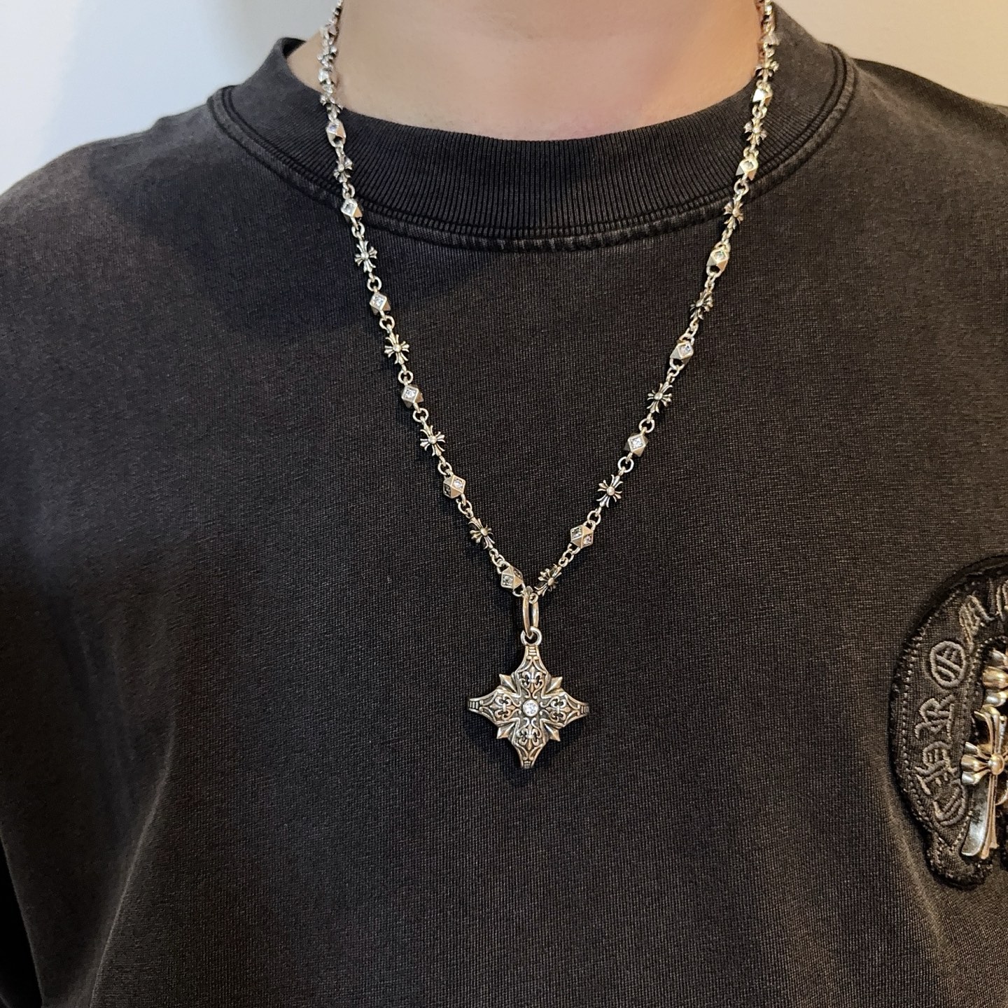 NO:589129,New [Counter Quality] Chrome Hearts Necklace, White Diamond Cross Necklace, Cross Pendant, Concave and Concave Shapes, Different Pattern Design Styles, Showing Distinctive Crosses and Scout Flowers as Chrome Hearts’ Symbols, So They Are More Enduring. Authentic and pattern-printed Chrome Hearts, different from the ordinary light version in the market. Check the quality of the version. Look at the printing details. The degree of retro gray oxidation. Seiko version!  !  !  Purely handmade ~ Authentic open mold fashion essentials. Can be worn by both men and women. Same style for couples. Official website original. Rock punk Thai silver style. Retro elements. Trendy and versatile!  , jewelry boutique, chrome hearts, chrome hearts, necklace19860909新款【专柜品质】Chrome Hearts克罗心项链 白钻十字架项链,十字架吊坠 凹凸造型不同的花纹设计风格 呈现出与众不同 十字架 童军花是克罗心的志 所以更经久不衰 正品打版Chrome Hearts克罗心 区别市场普通轻版 对版对标品质 看字印细节 复古做旧灰氧程度.精工版本！！！ 纯手工打造 ～正品开模潮流时尚必备 男女均可佩戴 情侣同款 官网原版 摇滚朋克泰银风格 复古元素 潮流百搭！,饰品精品,chrome hearts,chrome hearts,necklace,Jewelry