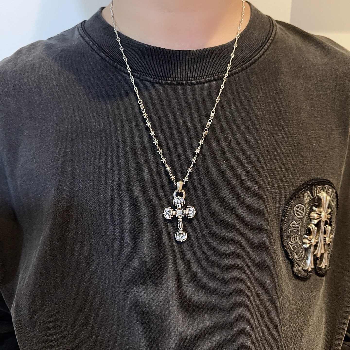 NO:589139,New [counter quality] Chrome Hearts classic retro multi-element necklace, flame cross pendant, concave and convex shapes with different pattern design styles, showing a distinctive cross and Scout flower is the symbol of Chrome Hearts, so it is more durable. Genuine pattern-printed Chrome Hearts distinguishes the ordinary light version in the market. Match the version and standard quality. Look at the printing details, the degree of retro ash oxidation. Seiko version!  !  !  Purely handmade ~ Authentic open mold fashion essentials. Can be worn by both men and women. Same style for couples. Official website original. Rock punk Thai silver style. Retro elements. Trendy and versatile!  , jewelry boutique, chrome hearts, chrome hearts, necklace19860909新款【专柜品质】Chrome Hearts克罗心经典复古多元素项链 火焰十字架吊坠 凹凸造型不同的花纹设计风格 呈现出与众不同 十字架 童军花是克罗心的志 所以更经久不衰 正品打版Chrome Hearts克罗心 区别市场普通轻版 对版对标品质 看字印细节 复古做旧灰氧程度.精工版本！！！ 纯手工打造 ～正品开模潮流时尚必备 男女均可佩戴 情侣同款 官网原版 摇滚朋克泰银风格 复古元素 潮流百搭！,饰品精品,chrome hearts,chrome hearts,necklace,Jewelry